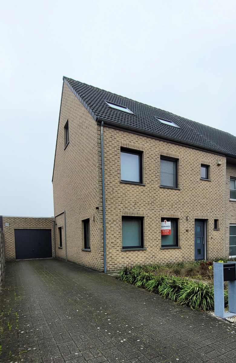 Modern energiezuinige halfopen huis met 4 slaapkamers, voor- en achtertuin in een kindvriendelijke buurt, biedt de perfecte combinatie van rust, veiligheid en kortbij het centrum foto 4