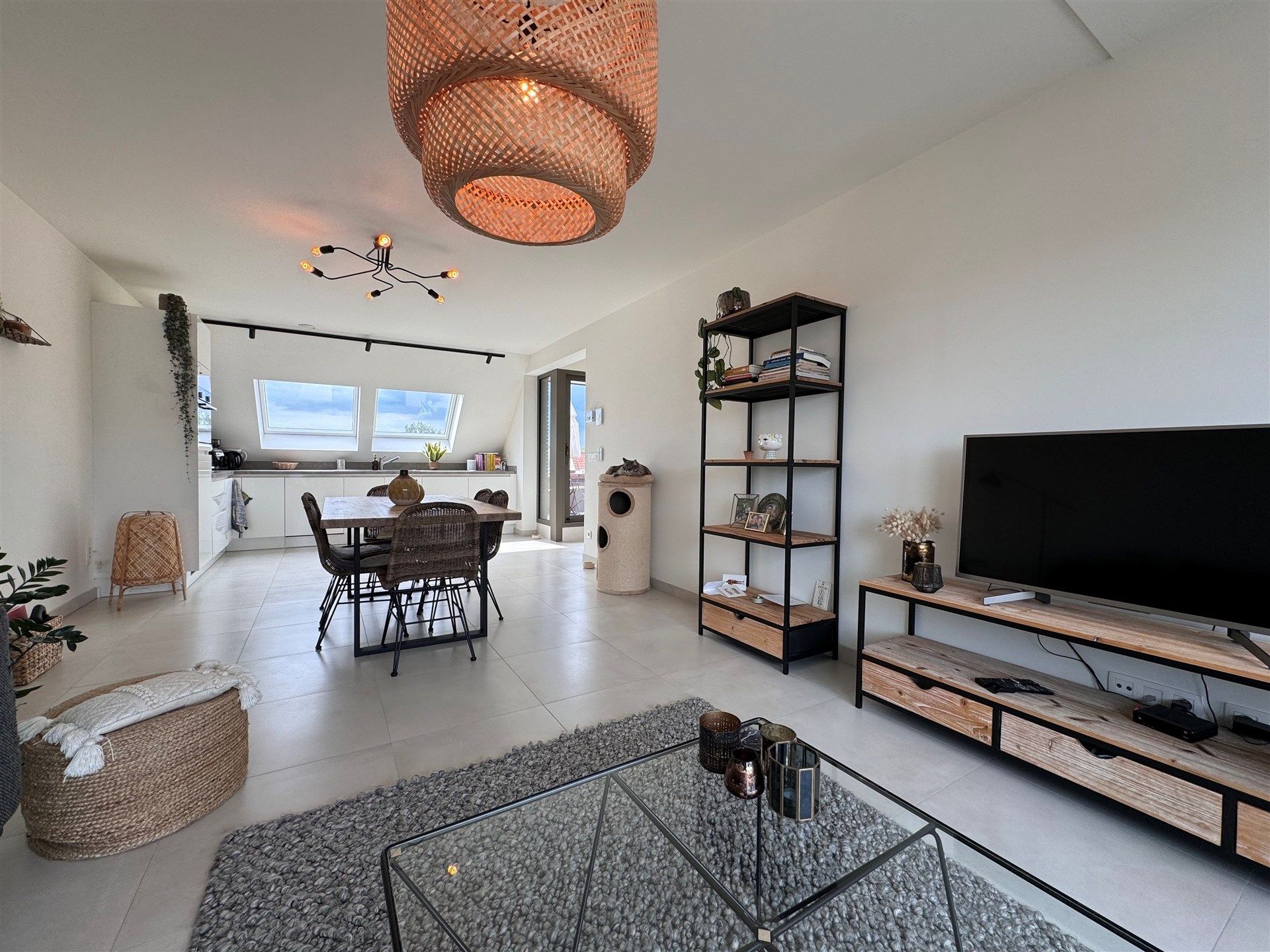 Schitterend 2 slaapkamer appartement met staanplaats en carport. foto 3
