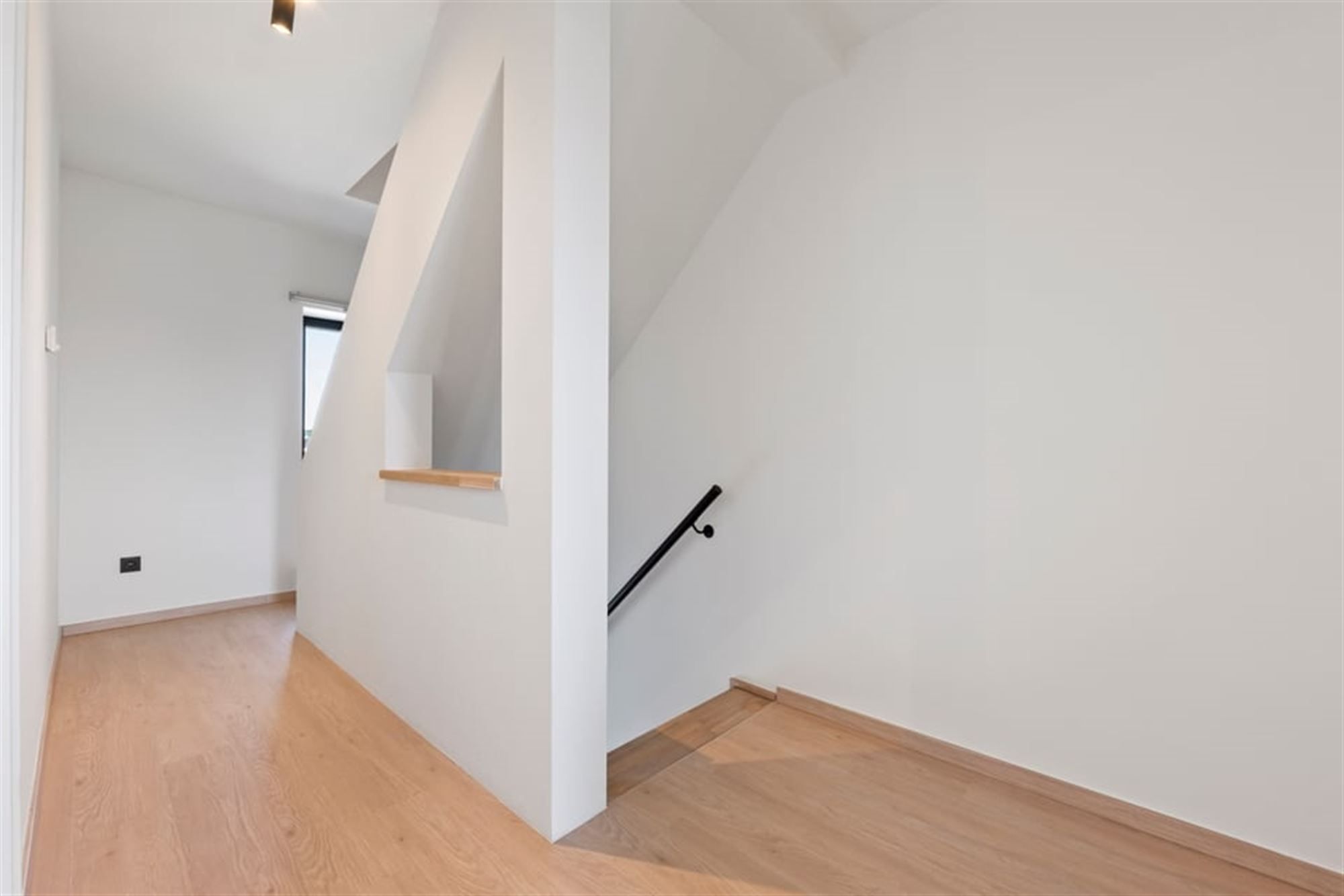 KNAPPE VOLLEDIG GERENOVEERDE WONING MET RUIME GARAGE IN SINT-TRUIDEN  foto 20