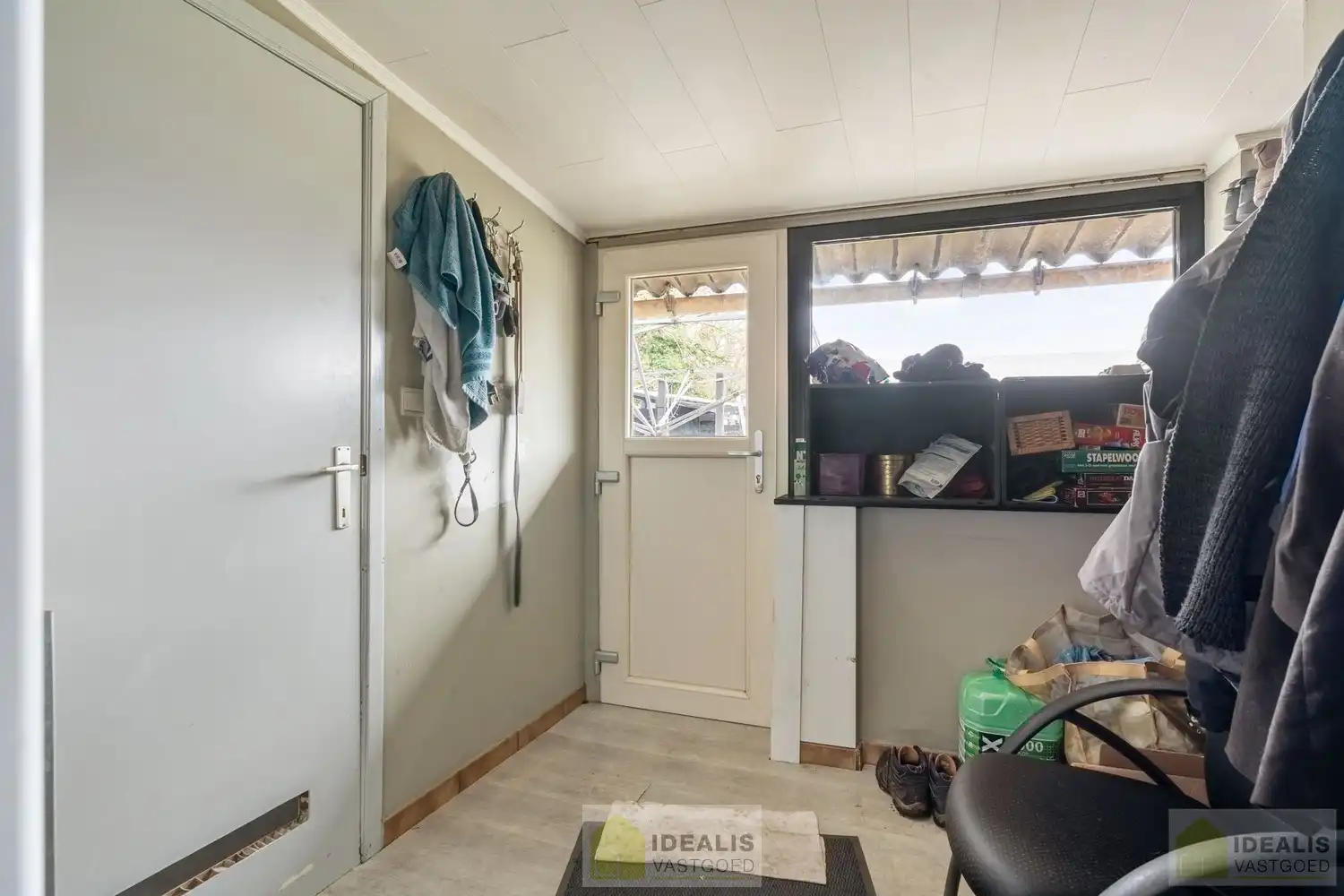 IDEALIS VASTGOED – CHARMANTE EENGEZINSWONING TE WIJCHMAAL, PEER! Deze woning omvat ca. 102m² bewoonbare oppervlakte op een perceel van 2a24ca met op het gelijkvloers inkomhal, bureau, woonkamer, keuken, toilet en berging. Op de verdieping 2 slaapkamers, dressing (mogelijkheid tot 3de slaapkamer in dressing) en badkamer. Uiterst geschikt voor kandidaten op zoek naar een betaalbare woning. foto 7