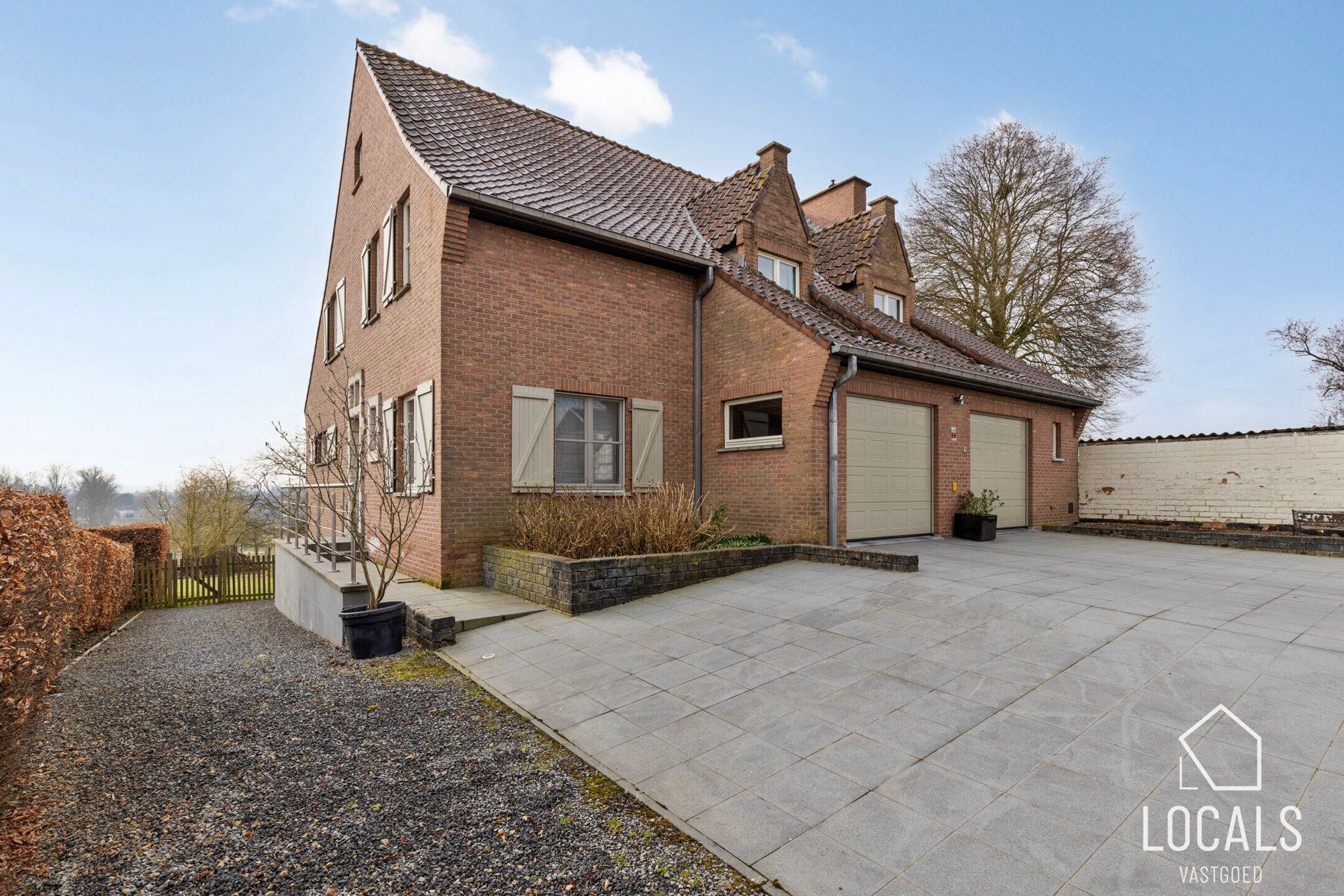 Ruime woning met 5 kamers, 2 garages en prachtig uitzicht foto 5