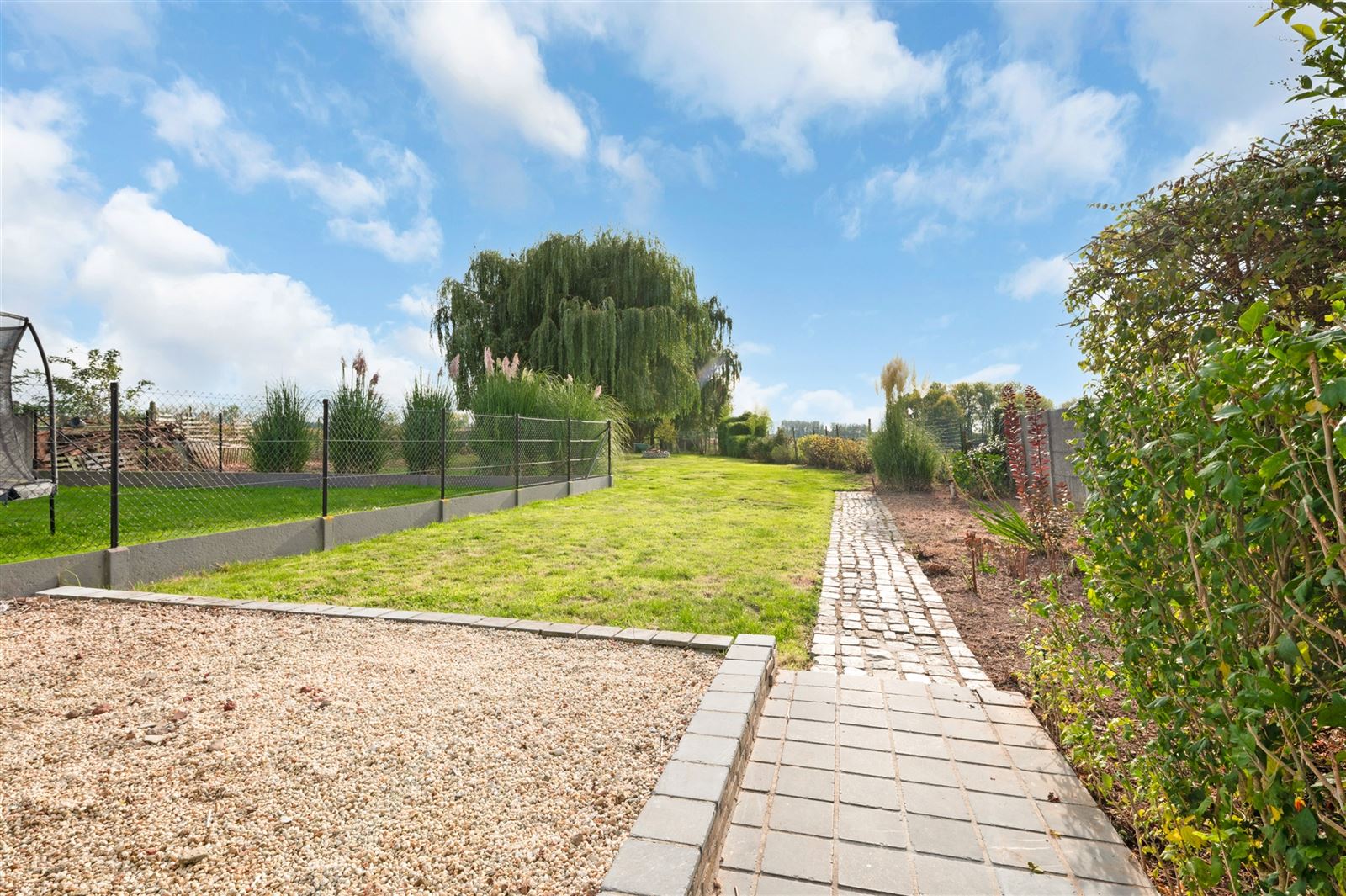 Gezellige gezinswonig met grote tuin op 27are20 foto 11