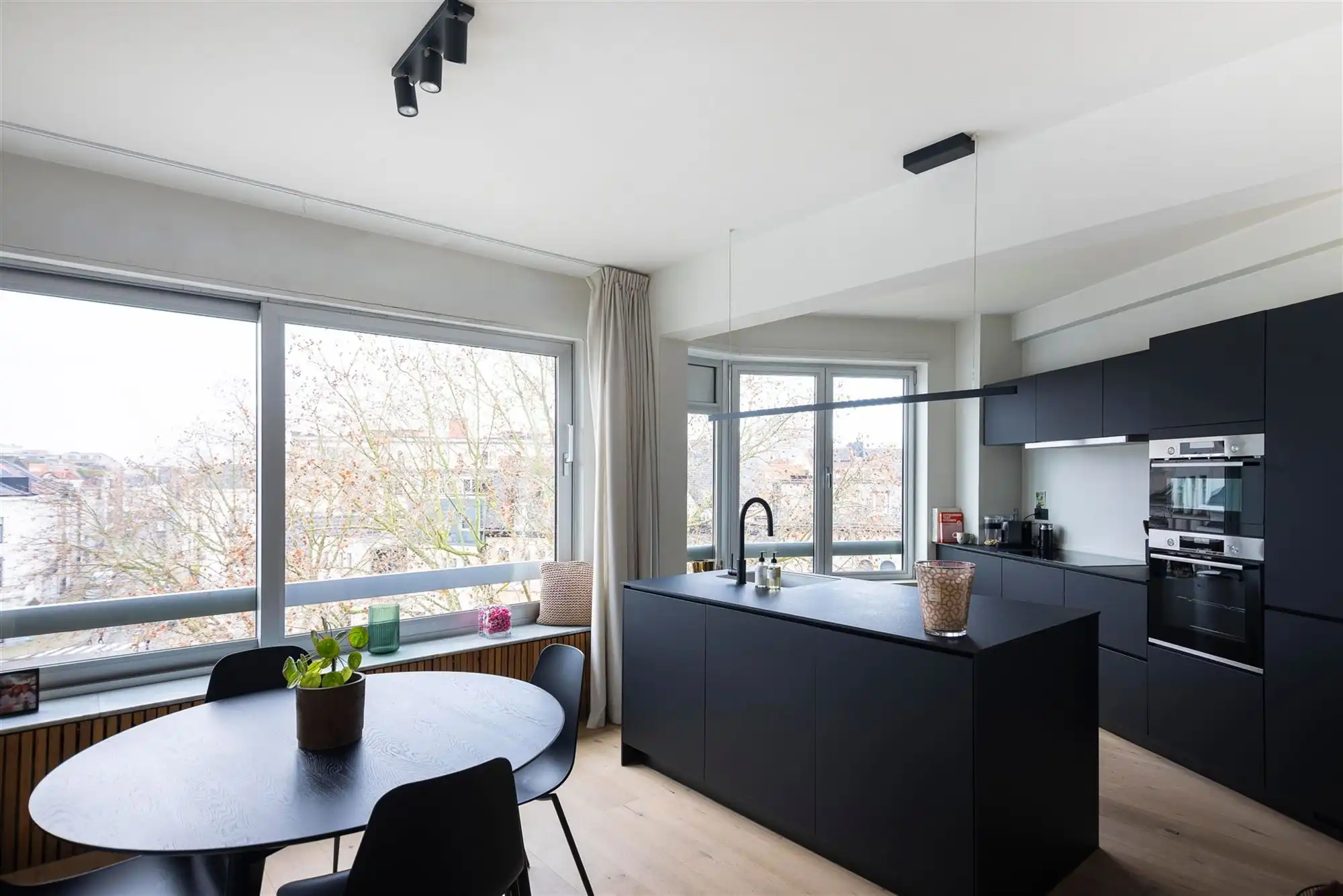 Hedendaags urban living appartement nabij Mechels Plein foto {{pictureIndex}}