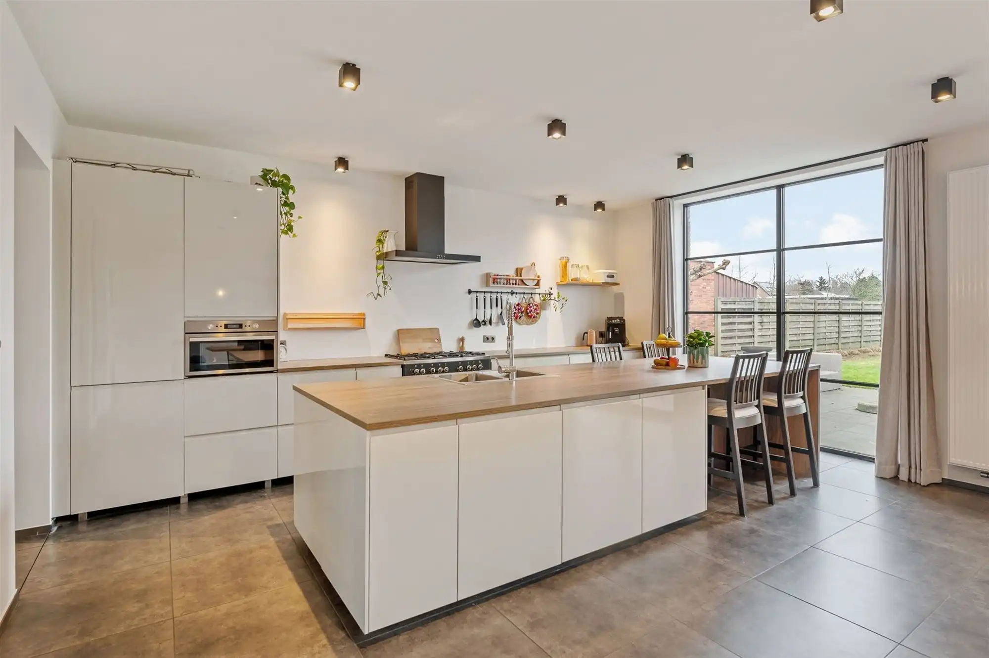 PRACHTIG GERENOVEERDE WONING MET RUIME GARAGE OP IDEALE LIGGING! foto 7