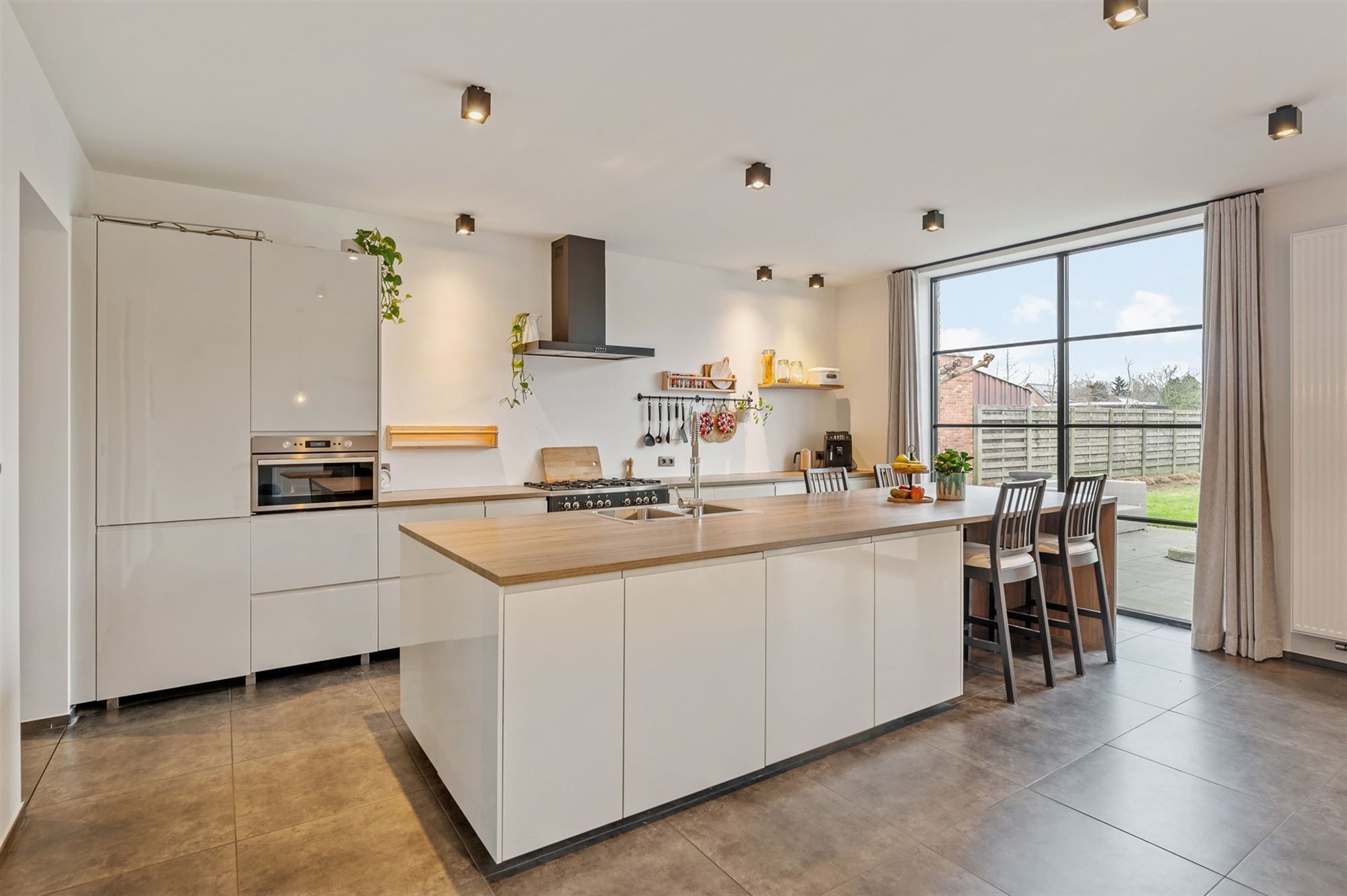 PRACHTIG GERENOVEERDE WONING MET RUIME GARAGE OP IDEALE LIGGING! foto 7