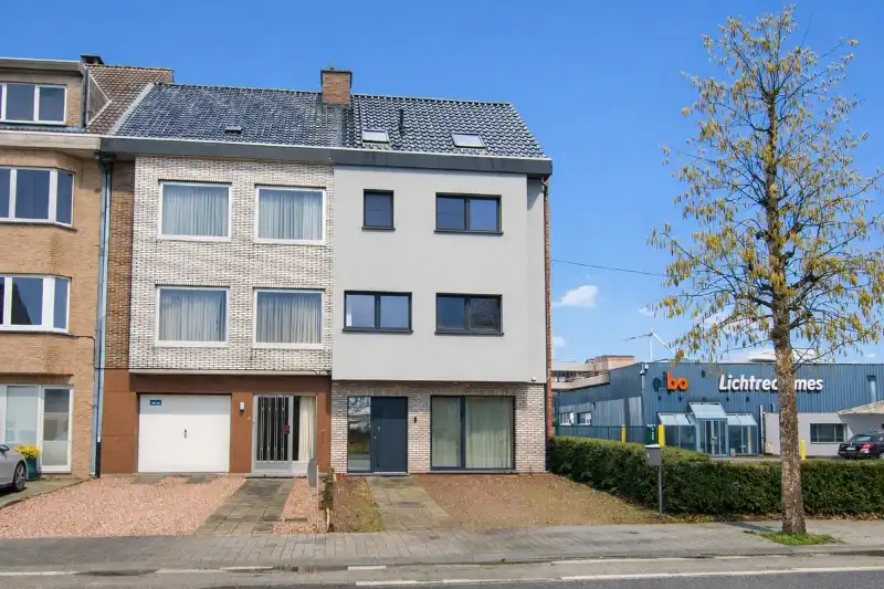 Voll gerenoveerde woning met 5 slpk 3 badk foto 2
