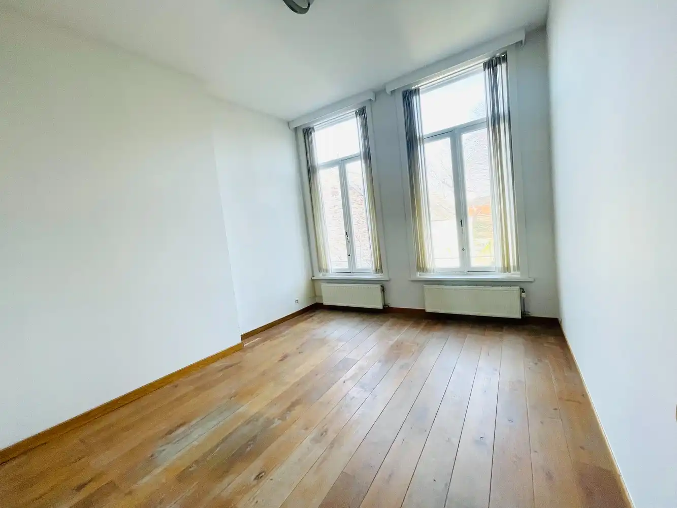 Brugge,aan de SINT-ANNAREI , DUBBEL APPARTEMENT( 250m²)  in een herenhuis  vooraan zicht op de Sint-Annarei, achteraan zicht op een grote gemeenschappelijke tuin,2  livings, 2 keukens, 4 slaapkamers, 2 badkamers. foto 22
