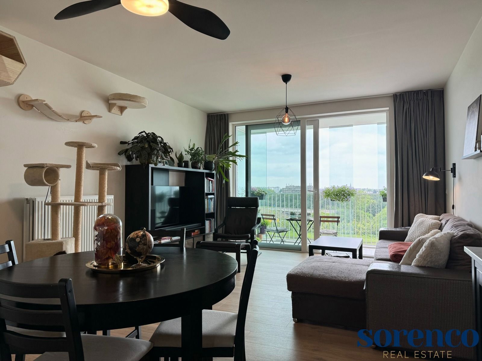 Lumineus 2 slaapkamer app. met terras te Antwerpen + P foto 2