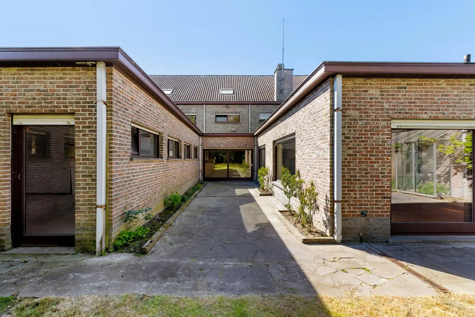 Ruime gezinswoning met 6 slaapkamers foto 12