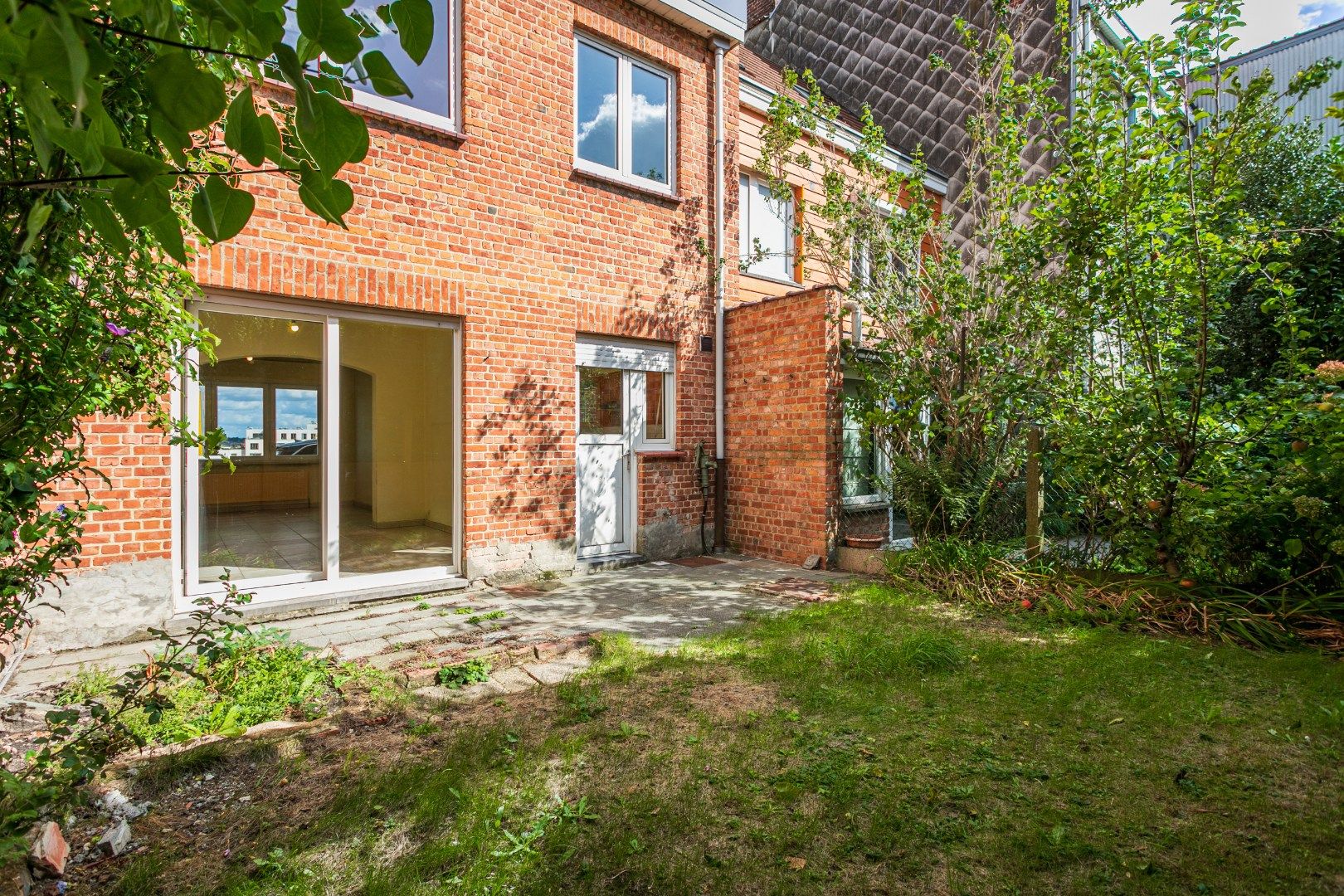 Te renoveren woning met 2 slaapkamers (4 mogelijk), bureau en aangename tuin foto 8