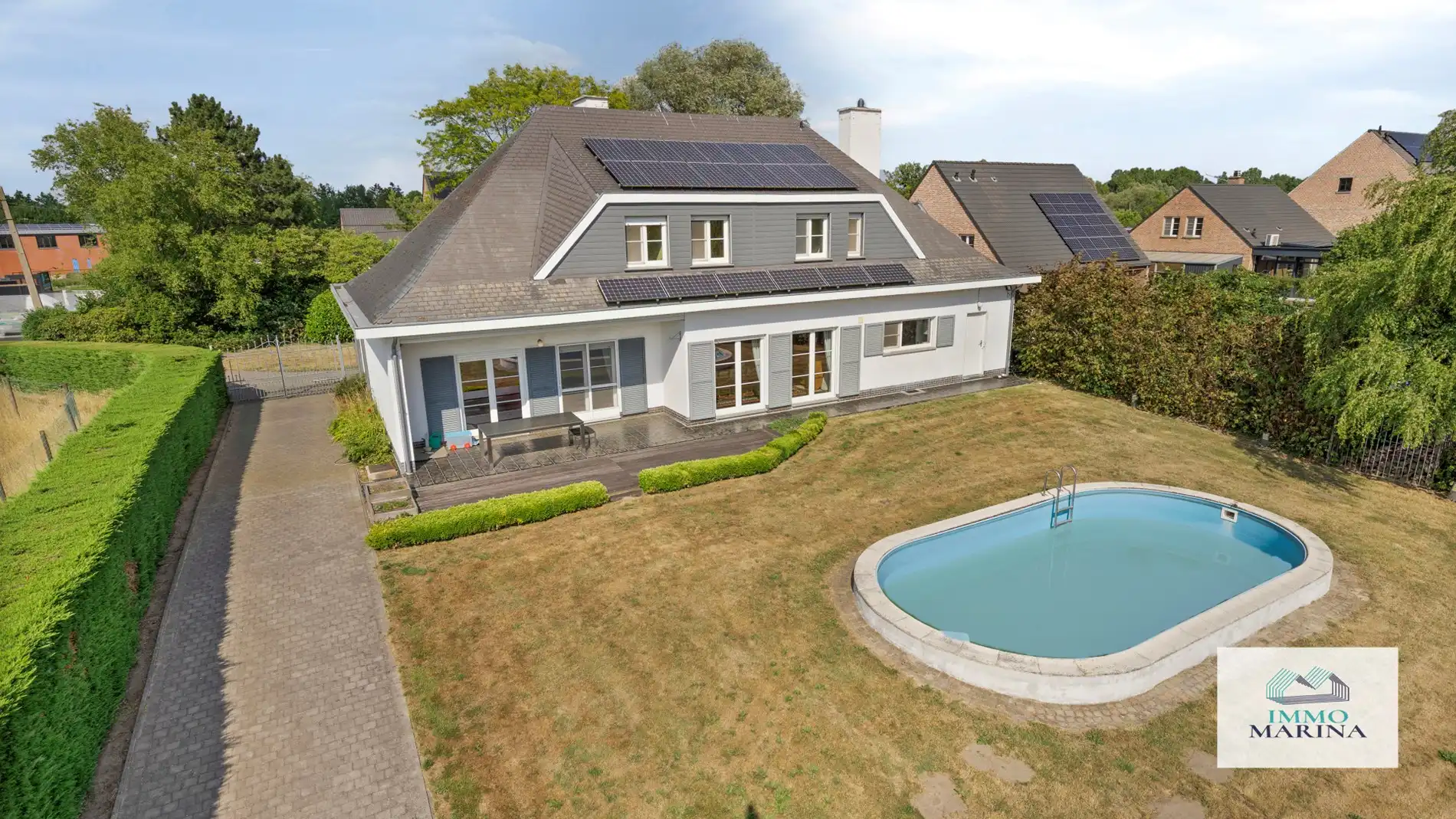 EXCLUSIEVE VILLA OP 6.530M² MET ZWEMBAD EN 4 SLPKS foto 3