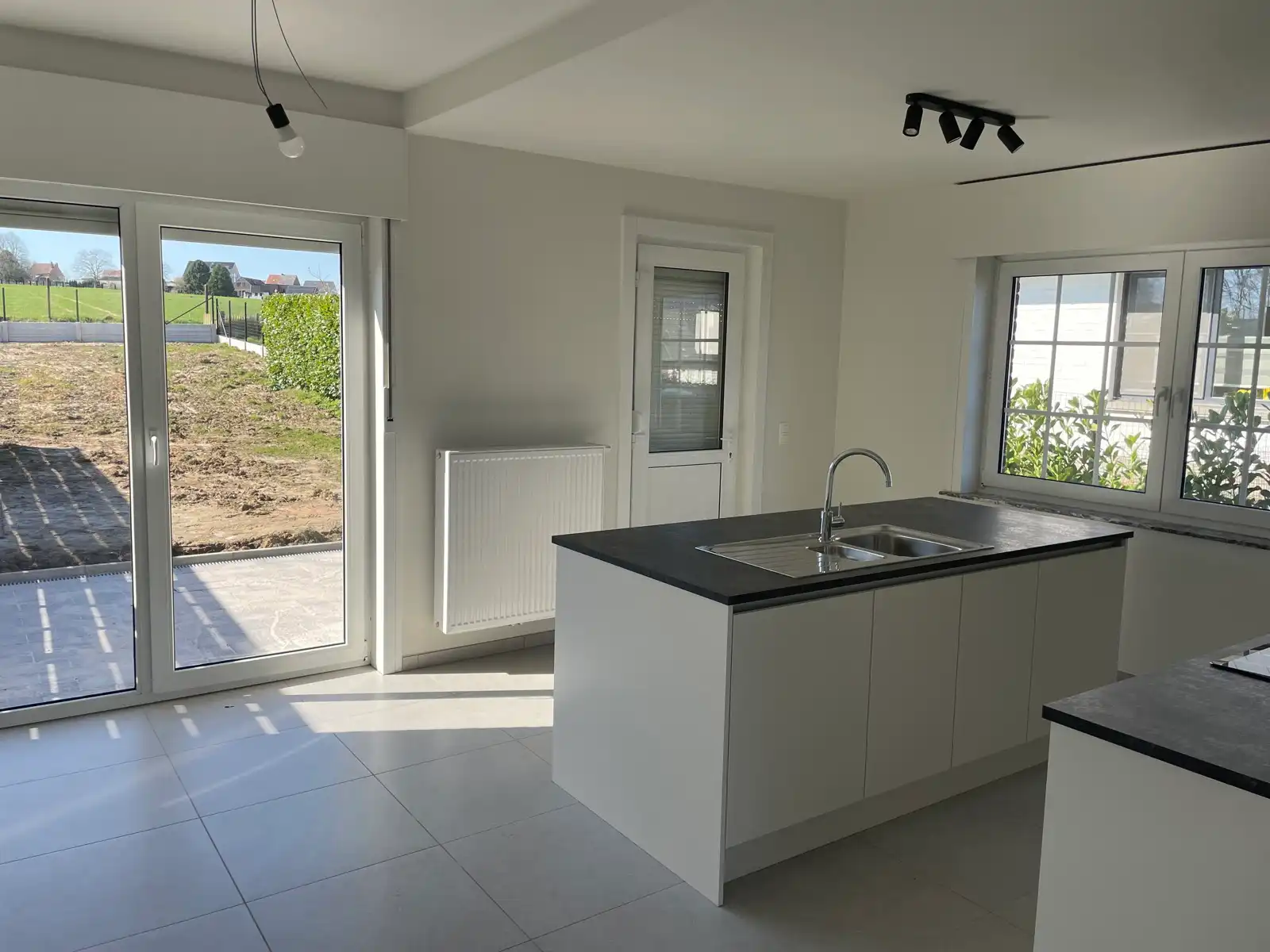 Leemans Immobiliën stelt u deze volledig gerenoveerde woning voor, gelegen op een gegeerde en centrale locatie in Asse. foto {{pictureIndex}}