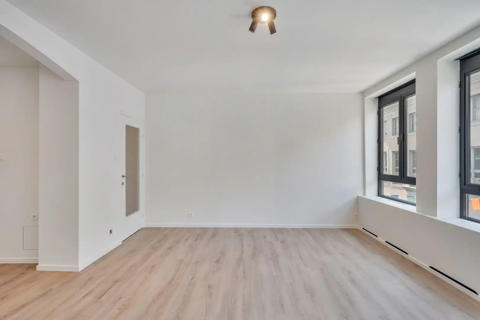 Stijlvol gerenoveerd appartement met moderne uitstraling in het centrum van Maaseik!  foto 8