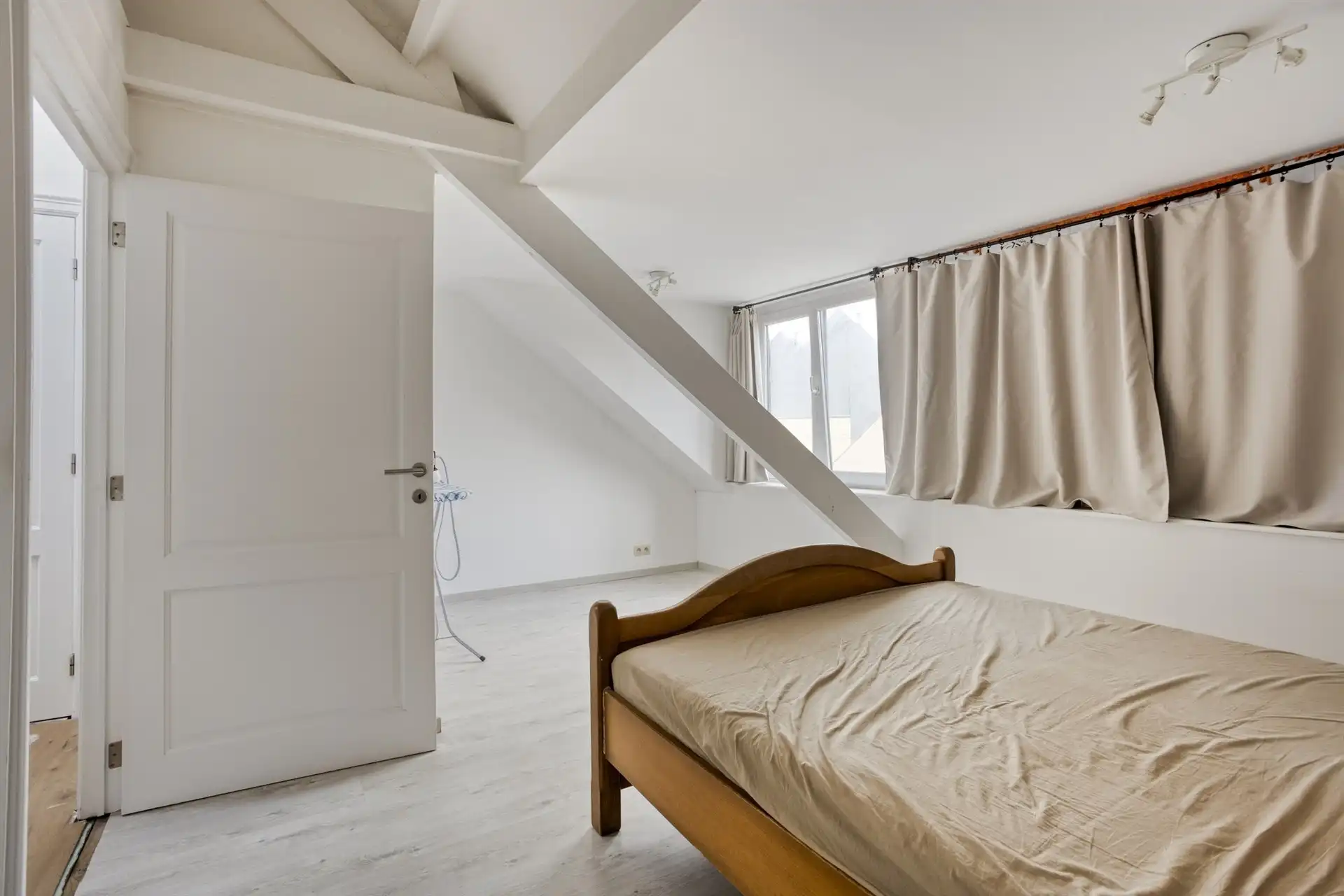 Woning met overvloed aan ruimte en potentieel foto 22