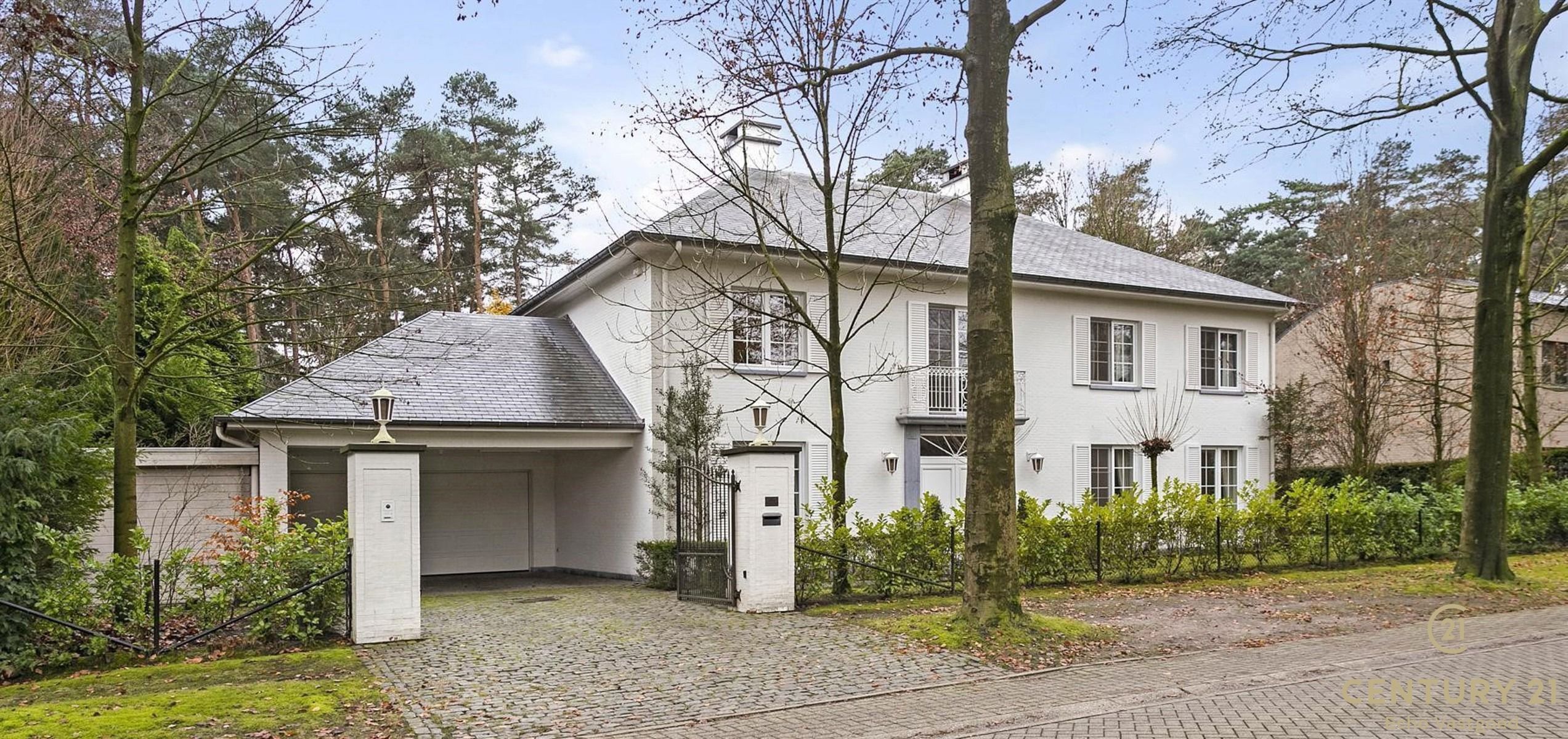 Statige residentieel gelegen villa met zwembad op ca 1421m² foto 36