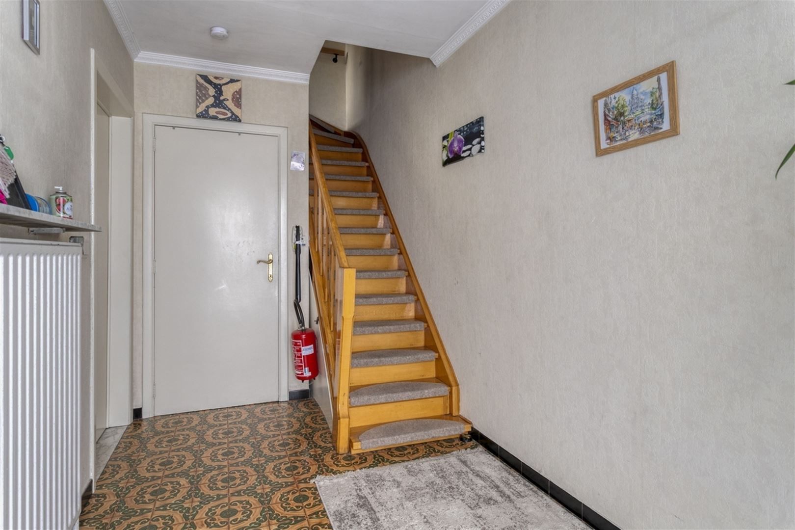 Ruime hoekwoning met 3 slaapkamers, grote zolder en 4 garages. foto 4