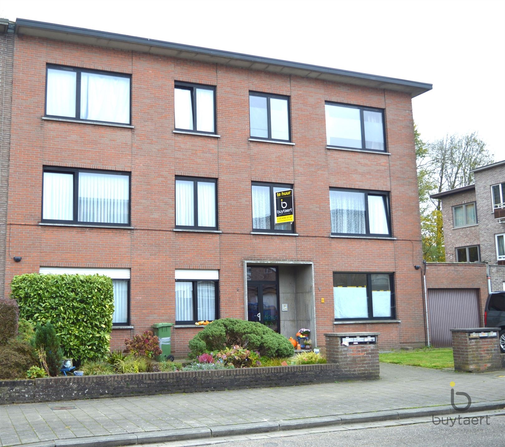 Instapklaar twee slaapkamer appartement met terras in een rustige wijk dicht bij invalswegen. foto {{pictureIndex}}