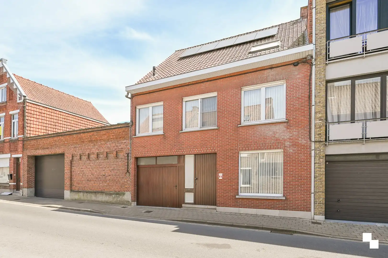Ruime gezinswoning met vier slaapkamers, garages en extra naastliggend perceel foto 2