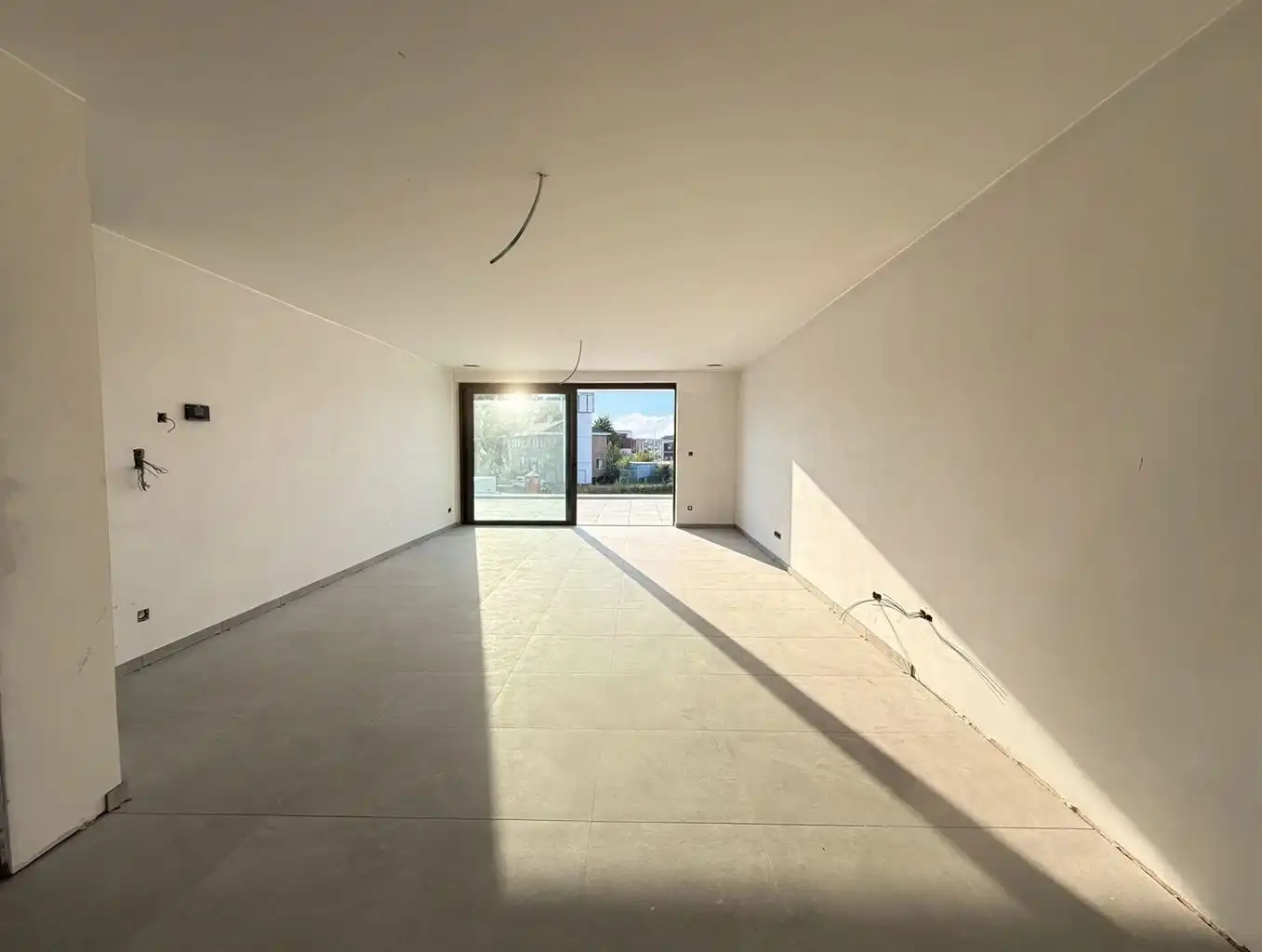 Zeer ruim 1 (+1)-slaapkamerappartement (BEN) op de eerste verdieping met uitzonderlijk zuidgericht terras van ca. 43 m² en ondergrondse parkeerplaats, in hartje Maaseik. foto {{pictureIndex}}