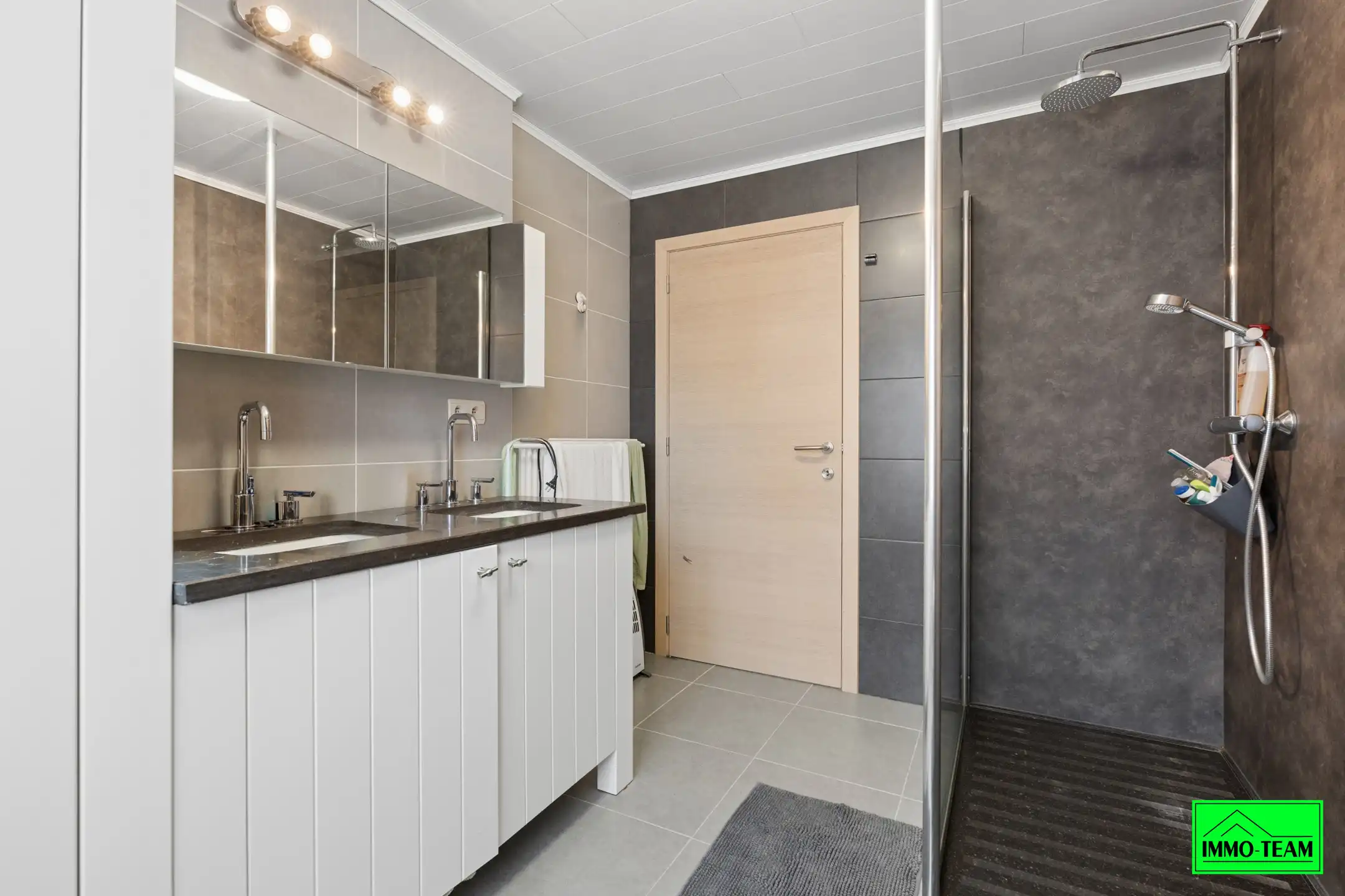  Volledig gerenoveerde en instapklare 2-gevelwoning  foto 21