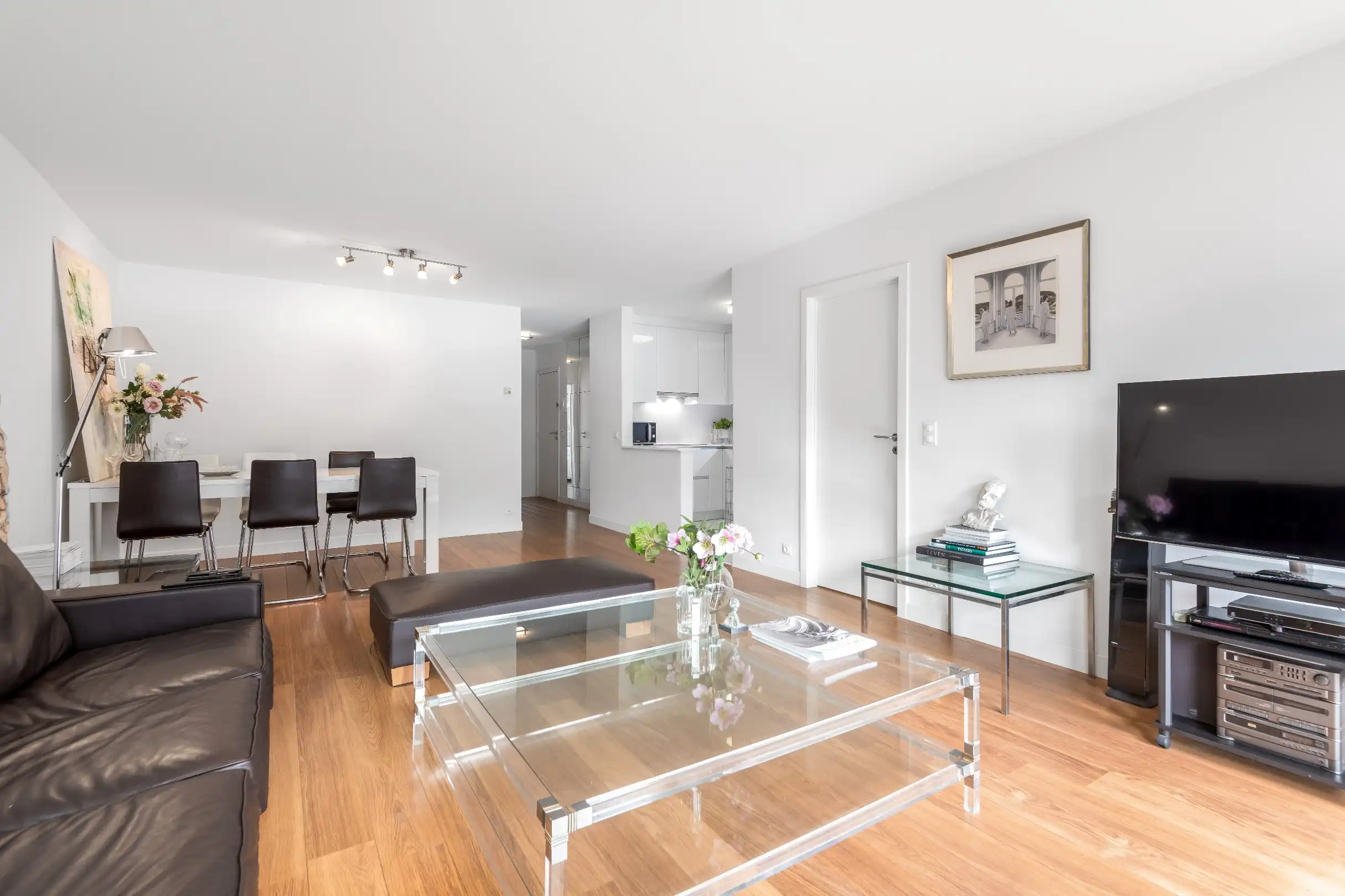 Instapklaar zuidgericht appartement, centraal gelegen dichtbij het strand en de winkels. Parking mogelijk. foto 5