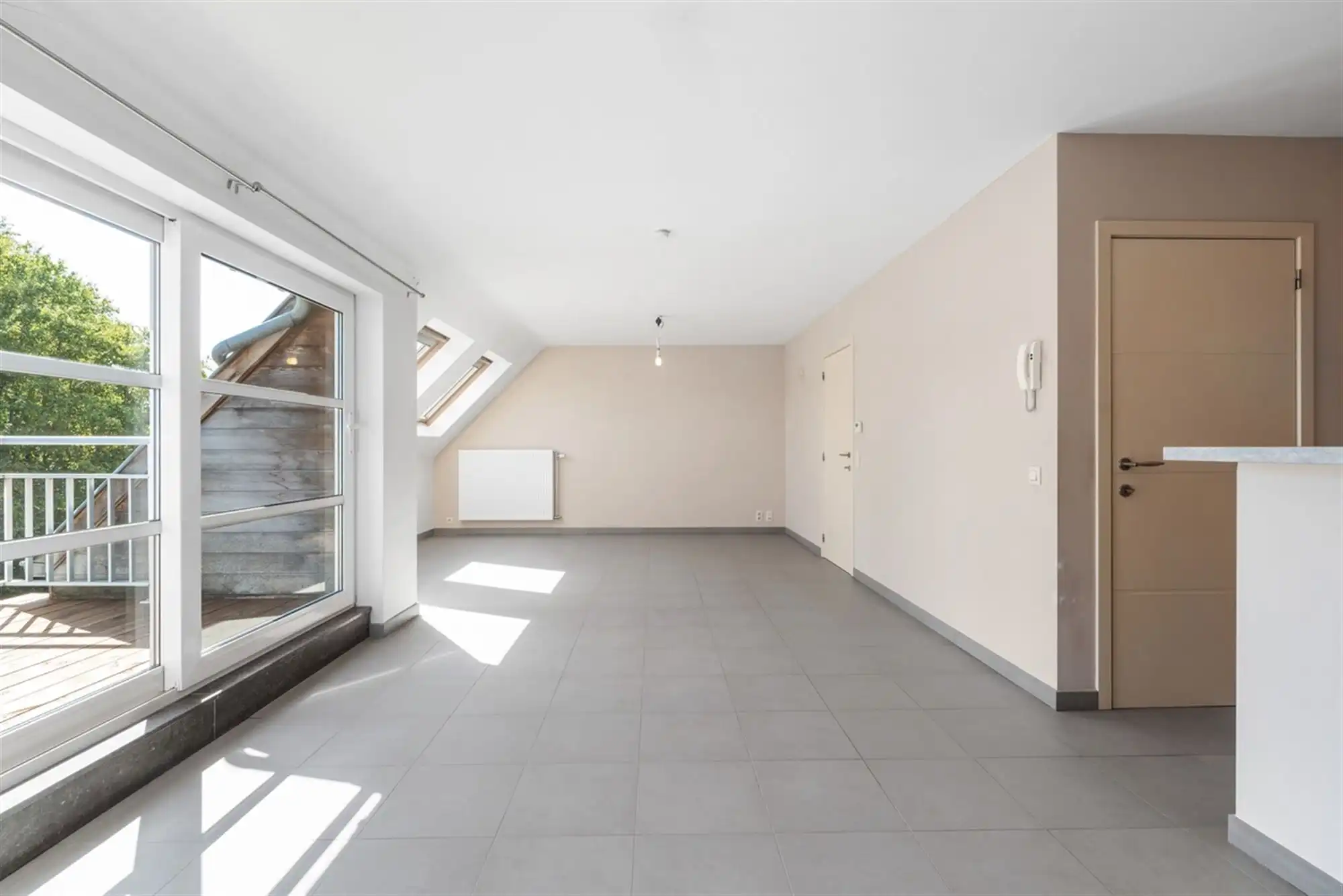 Mooi DORPS-APPARTEMENT met 2 slaapkamers, terras & zolder foto 2