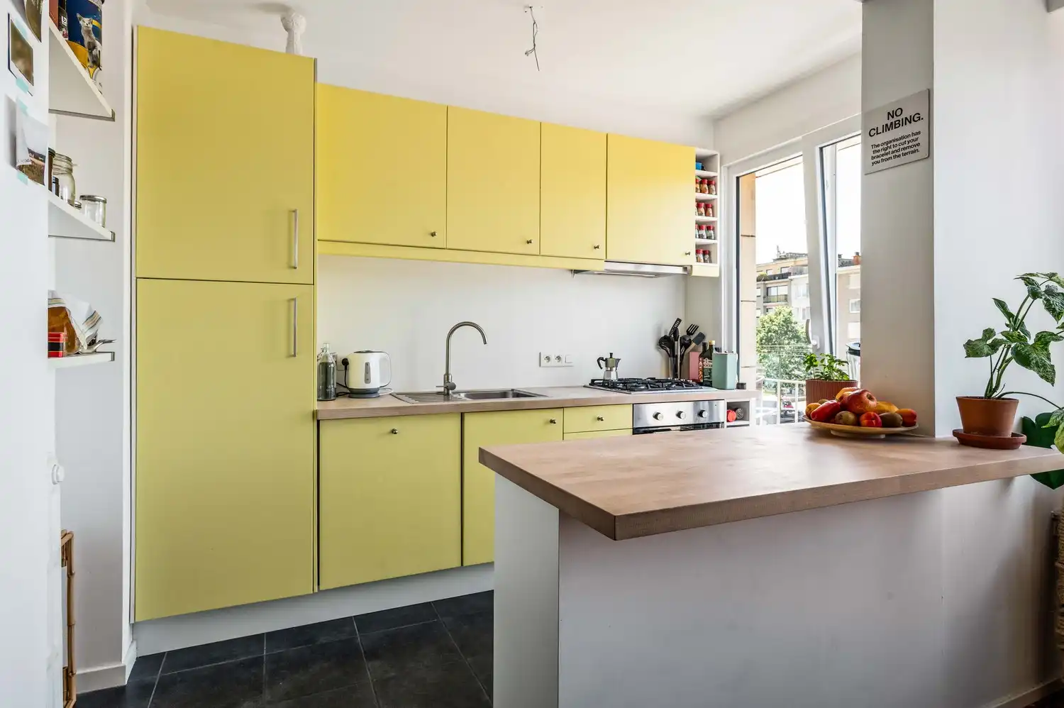 Gunstig gelegen, gerenoveerd 2 slaapkamer appartement met privatieve tuin! foto 8