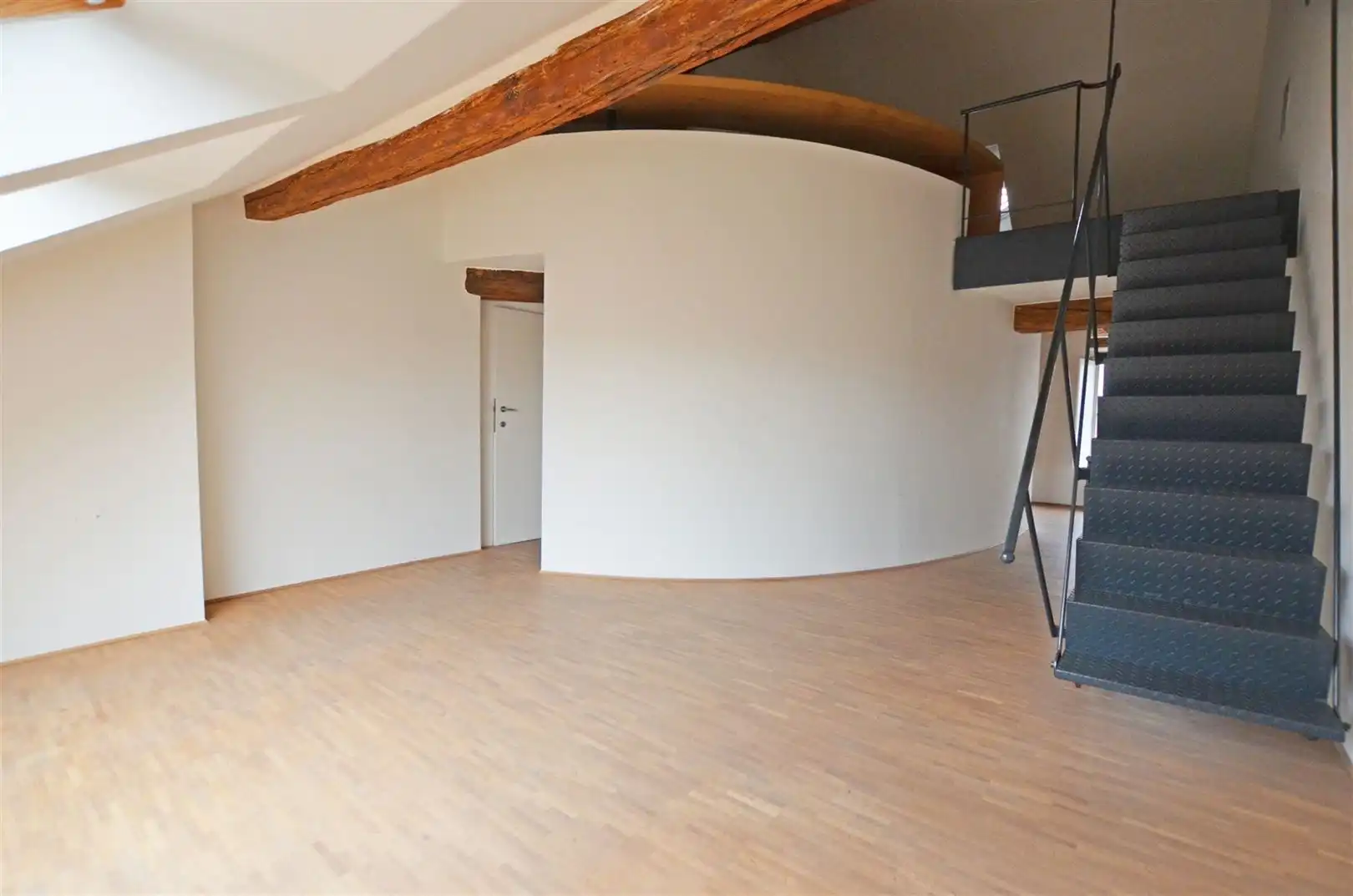 Uniek neoclassicistisch herenhuis met handelspand & duplexwoning foto 16