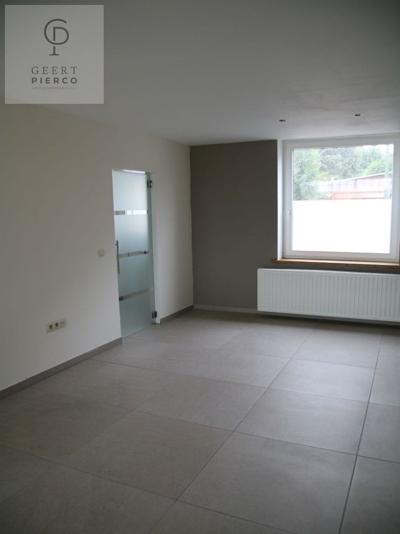 Prachtig gerenoveerde rijwoning met 4 slaapkamers aan de rand van Landen foto 11