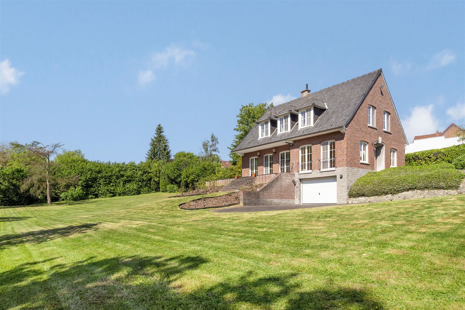 Ruime achterin gelegen villa met 5 slaapkamers op prachtig terrein van 40a foto {{pictureIndex}}