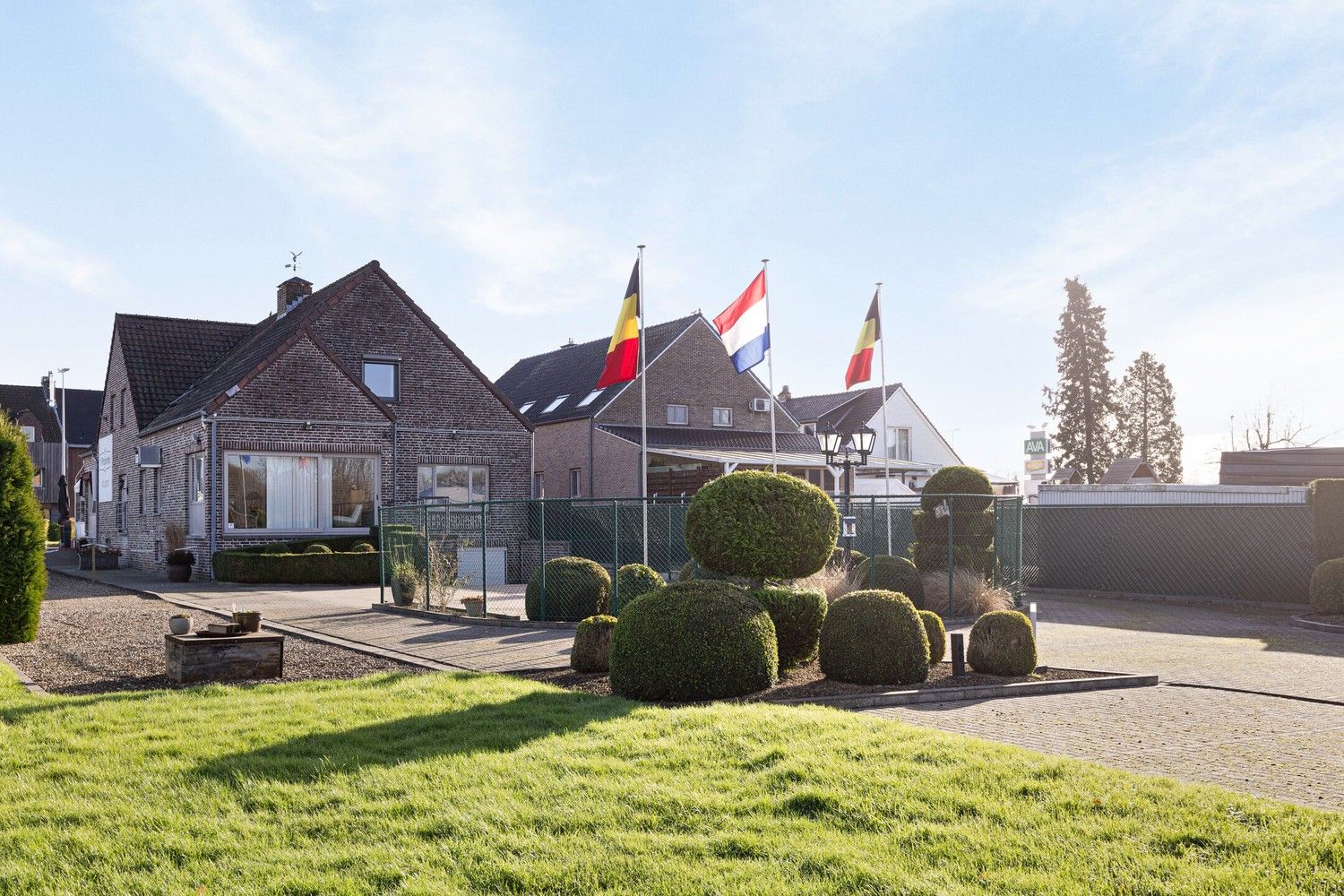 Bedrijfspand met woonst op perceel met commerciële mogelijkheden (ca. 38a) foto 9