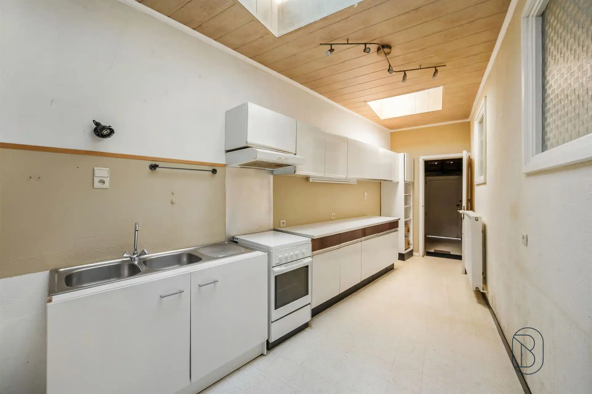 Te renoveren woning met 3 slk, garage en tuin! foto 9