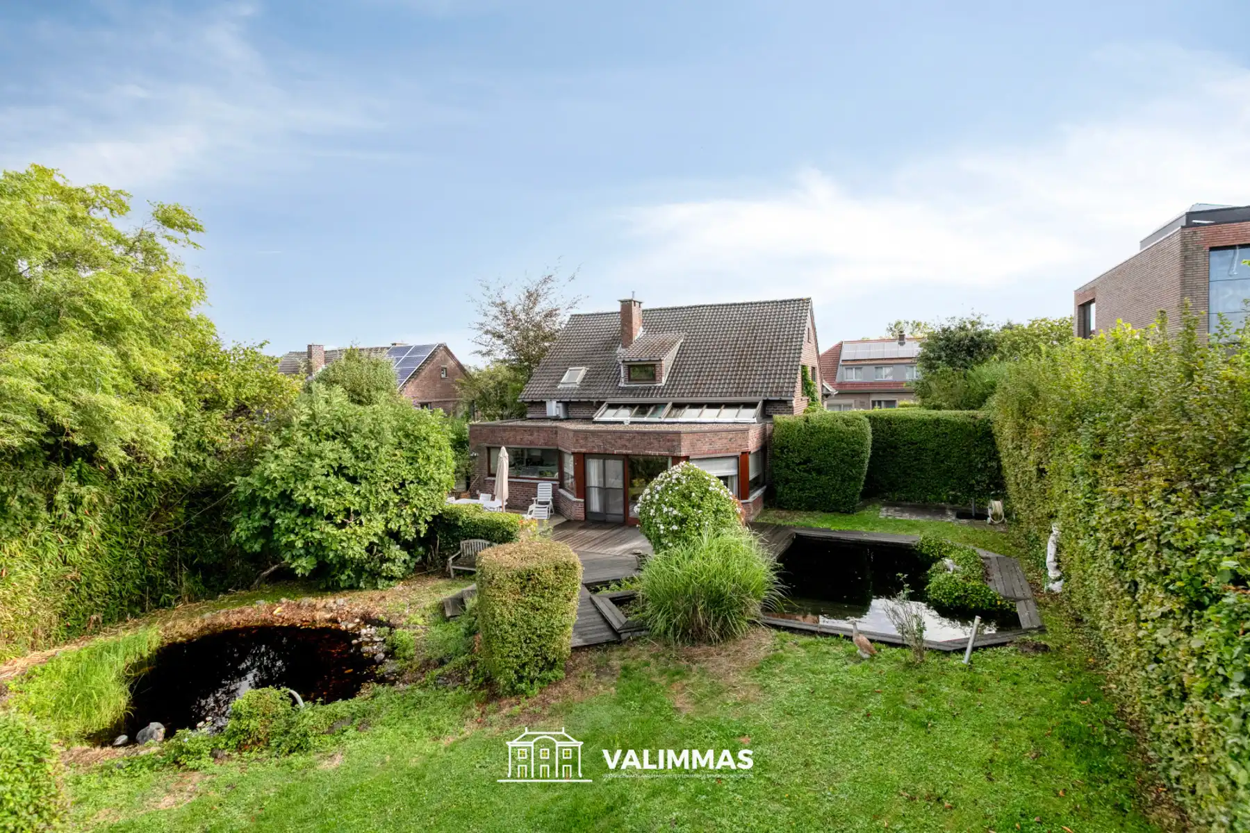 Zeer rustig gelegen villa met garage en tuin met zwemvijver foto 10