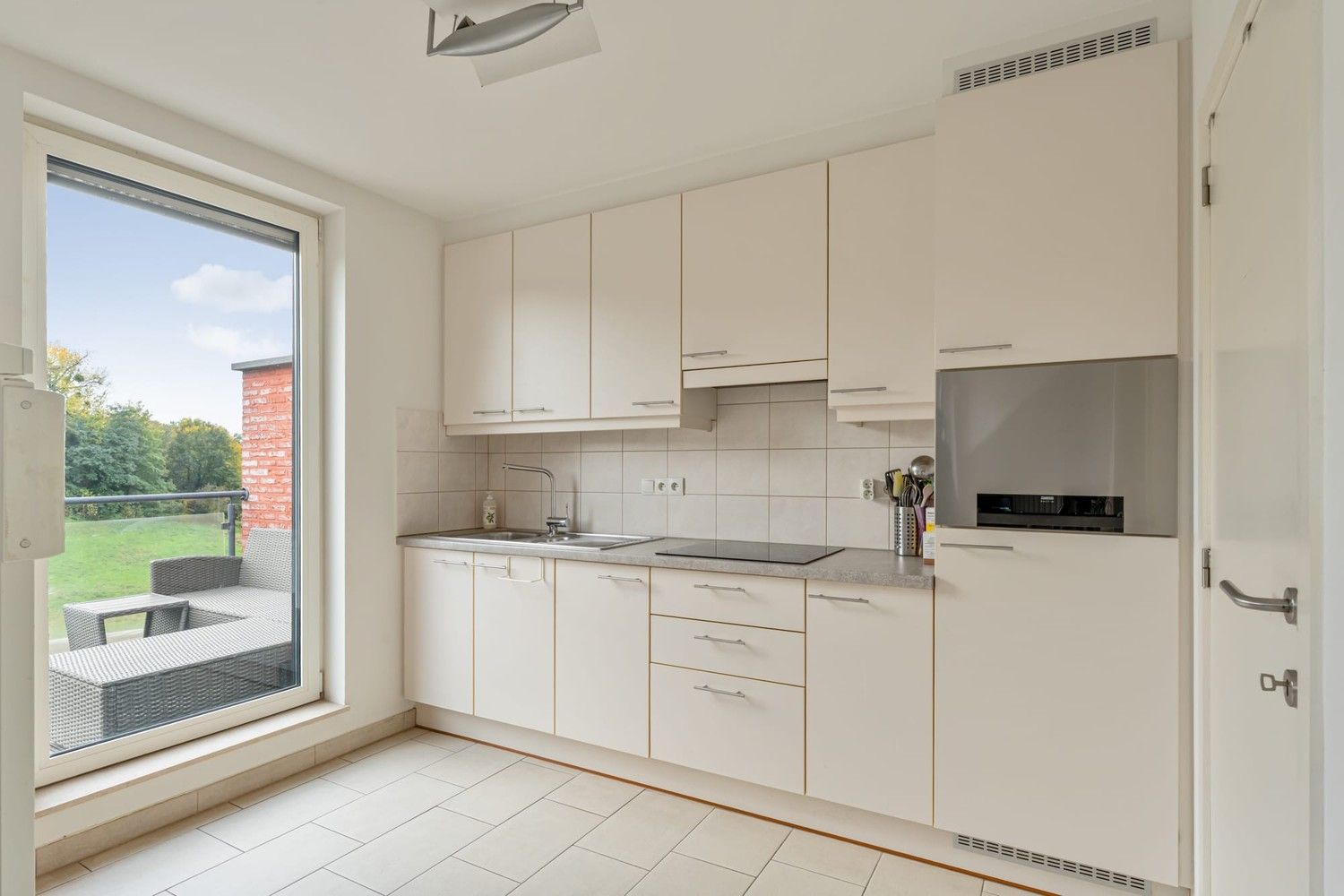 Instapklaar duplexappartement met prachtig groen zicht nabij centrum Bilzen! foto 7