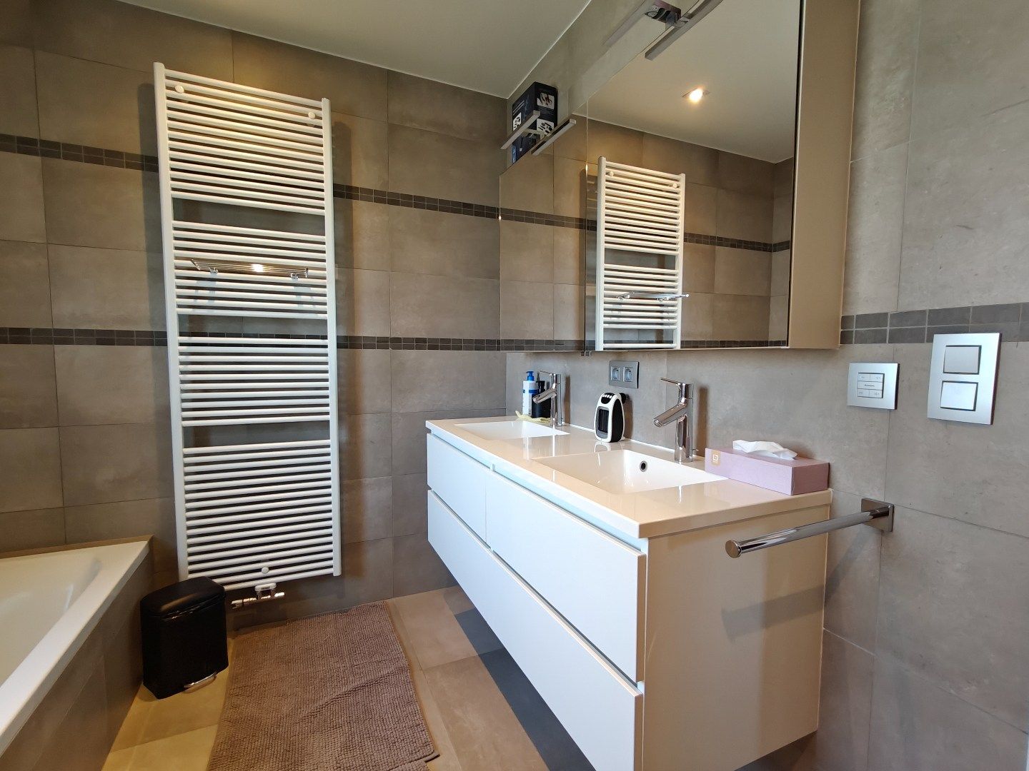 Halfopen bebouwing met drie slaapkamers, tuin en garage foto 8