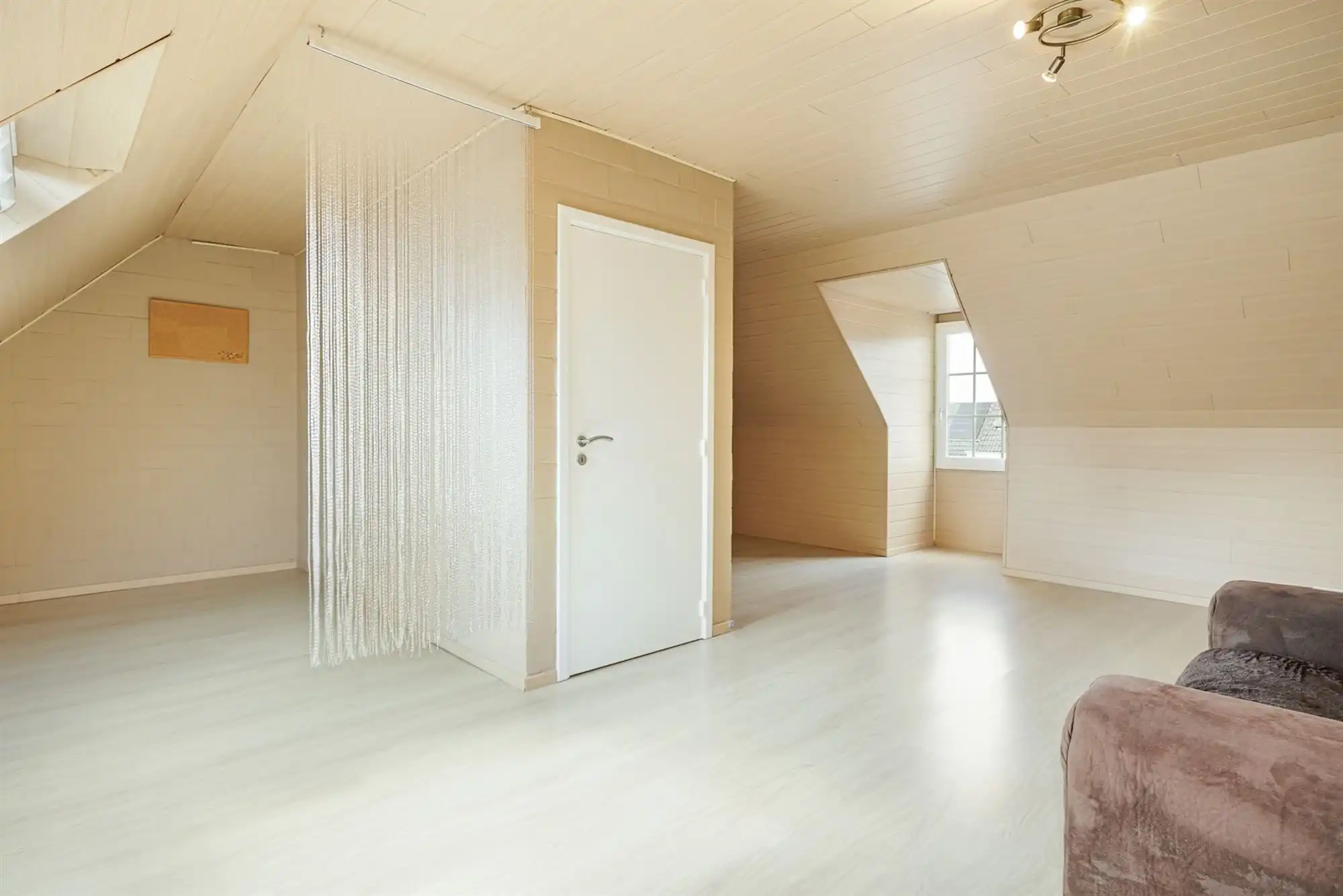 Instapklare ruime woning met 4 slpkmrs. en tuin foto 21