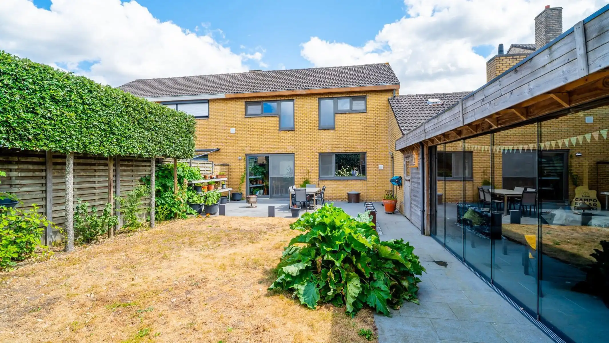 Goed onderhouden gezinswoning op een rustige ligging met zonnig terras en tuin foto 2