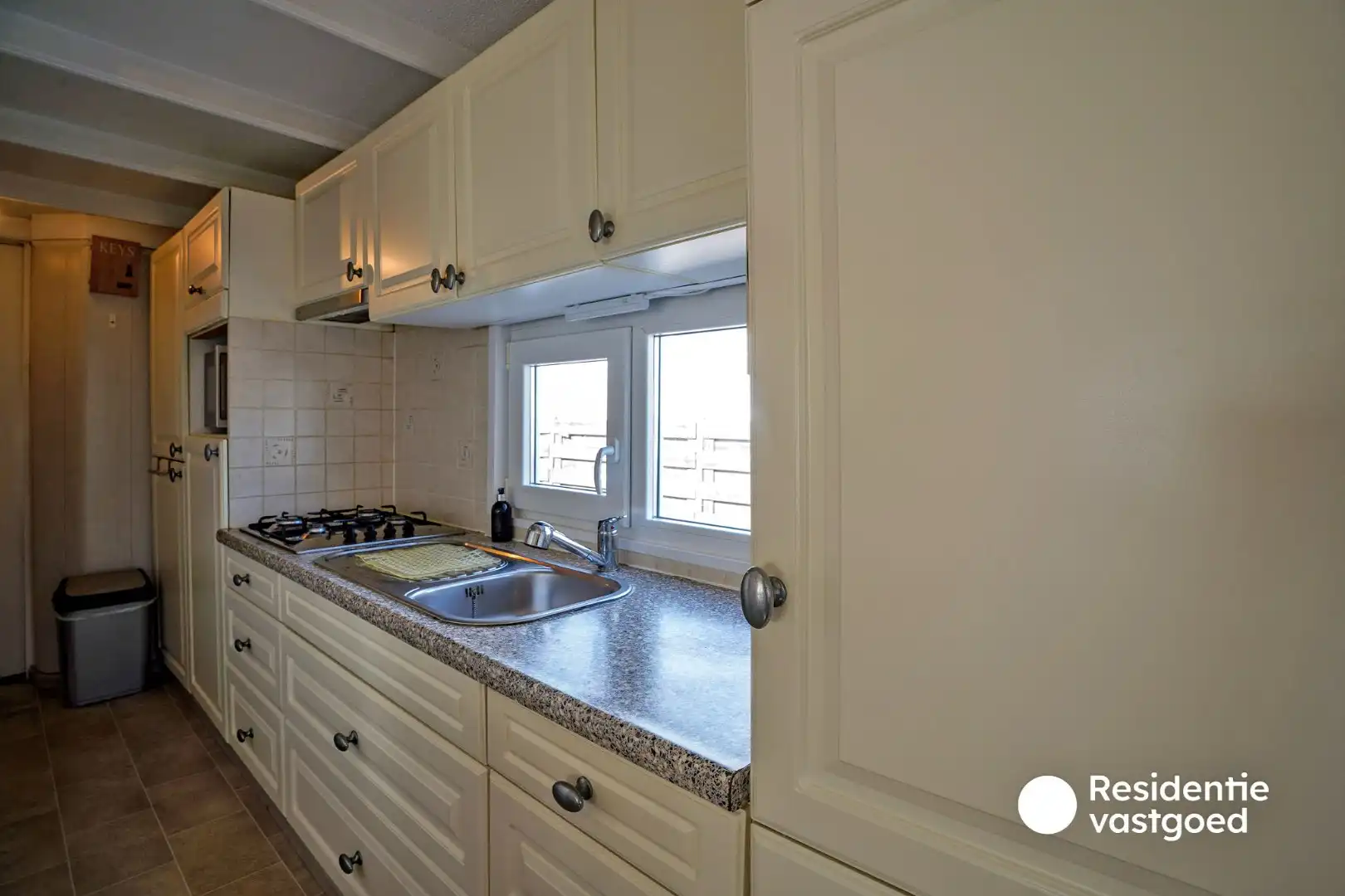 Goed verzorgde stacaravan op 900m van zee in Domein Polderpark te Nieuwpoort, op een stuk privé grond van 128m².  foto 5