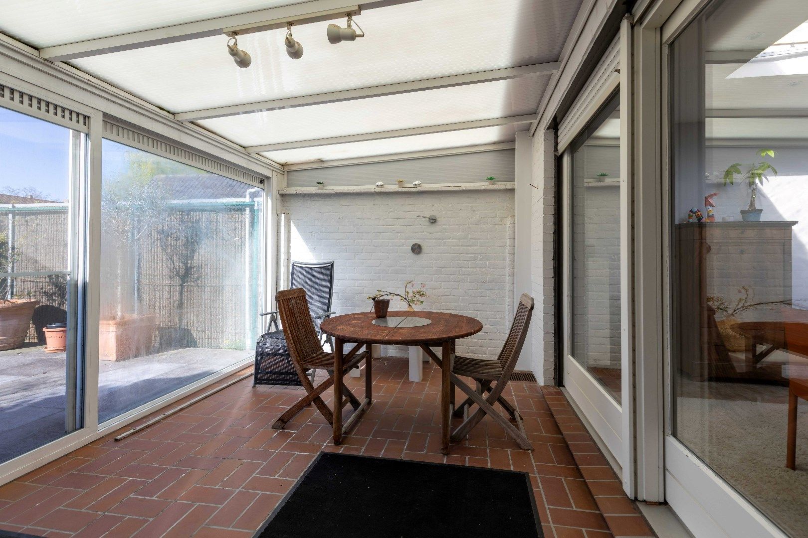 Uiterst ruime woning met mog. tot zeven slaapkamers, twee garages en zongerichte tuin te Sint-Kruis. foto 11