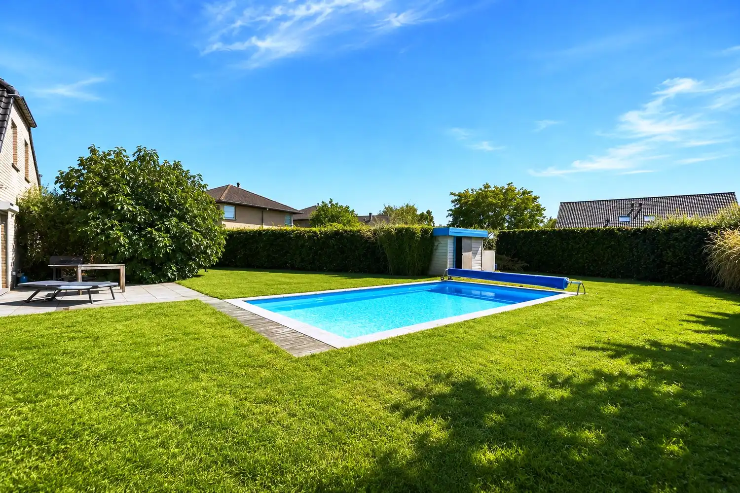 Residentieel gelegen villa met buitenzwembad, grote tuin en privacy. foto 3