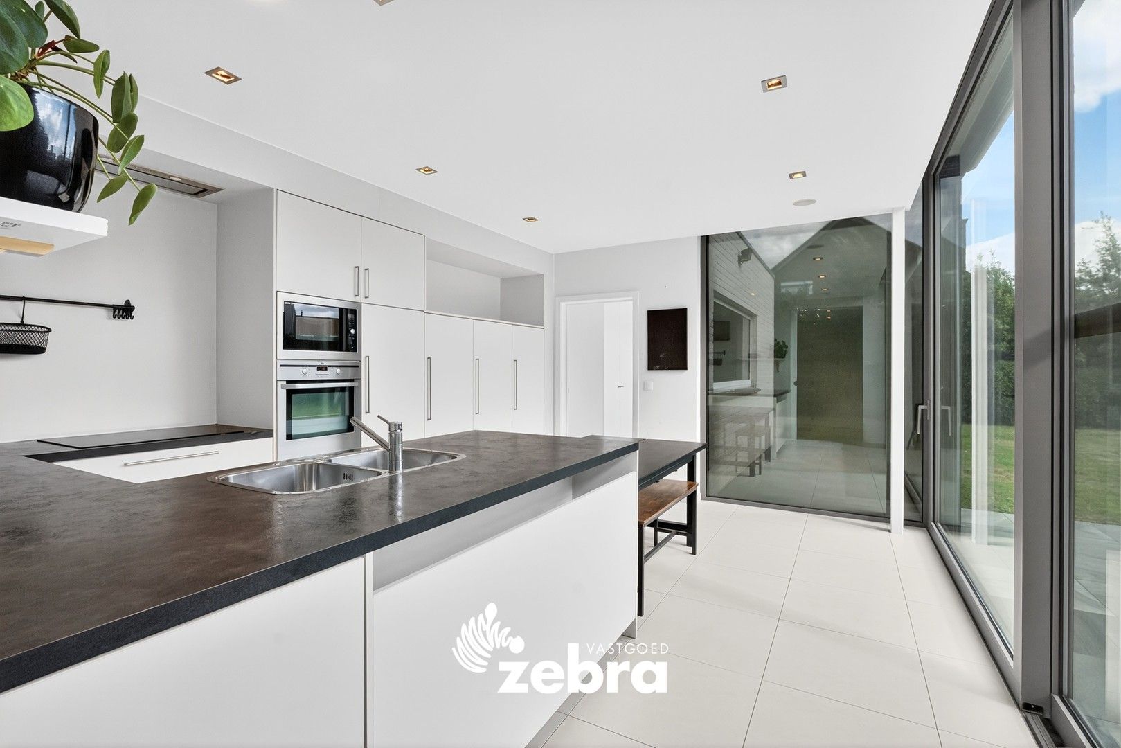 Charmante, gerenoveerde woning op toplocatie in de Bosmolens te Izegem! foto 12
