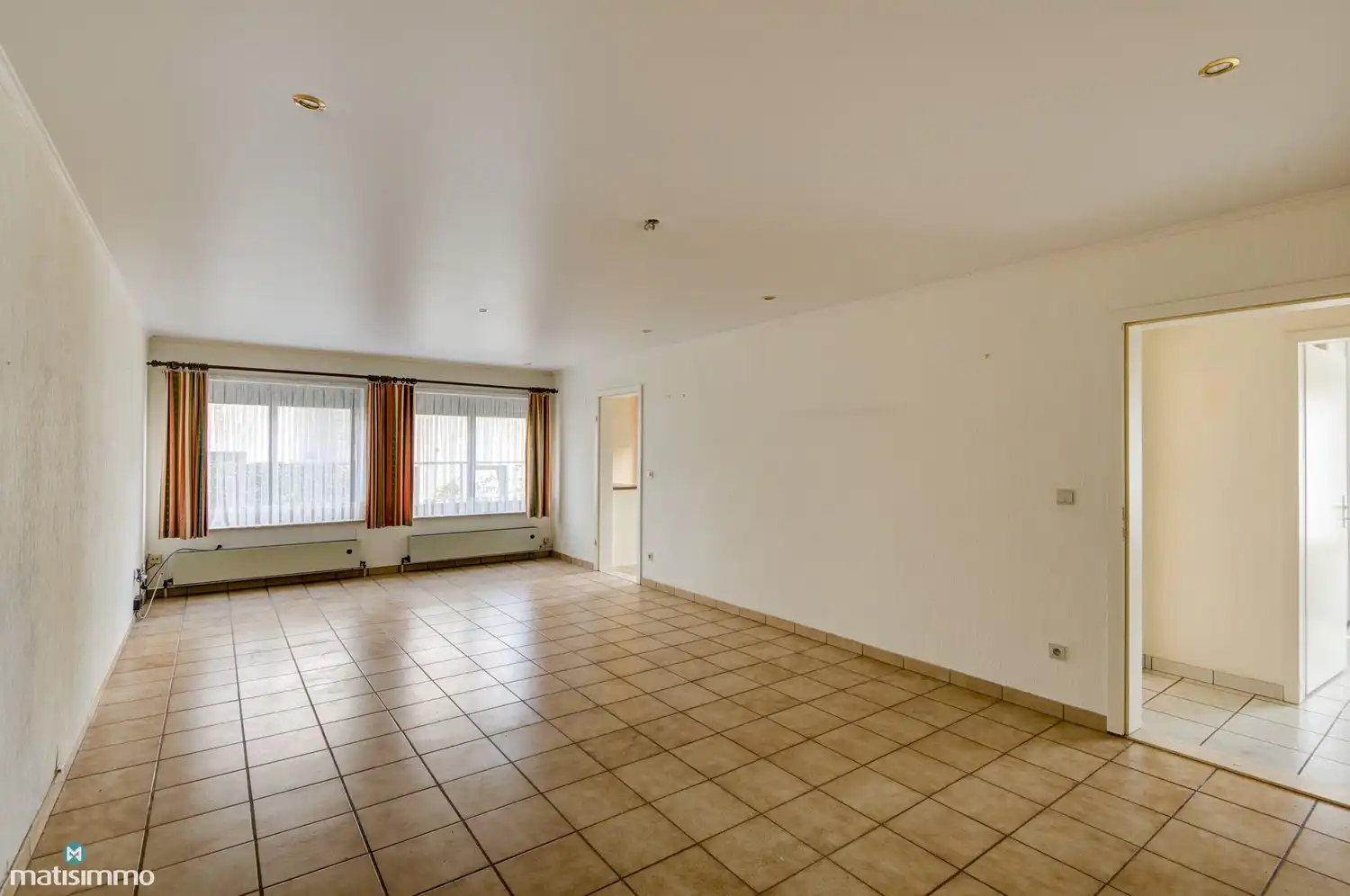 GELIJKVLOERS APPARTEMENT MET 2 SLAAPKAMERS, RUIME GARAGE, AUTOSTAANPLAATS EN KELDERBERGING TE LANAKEN foto 3