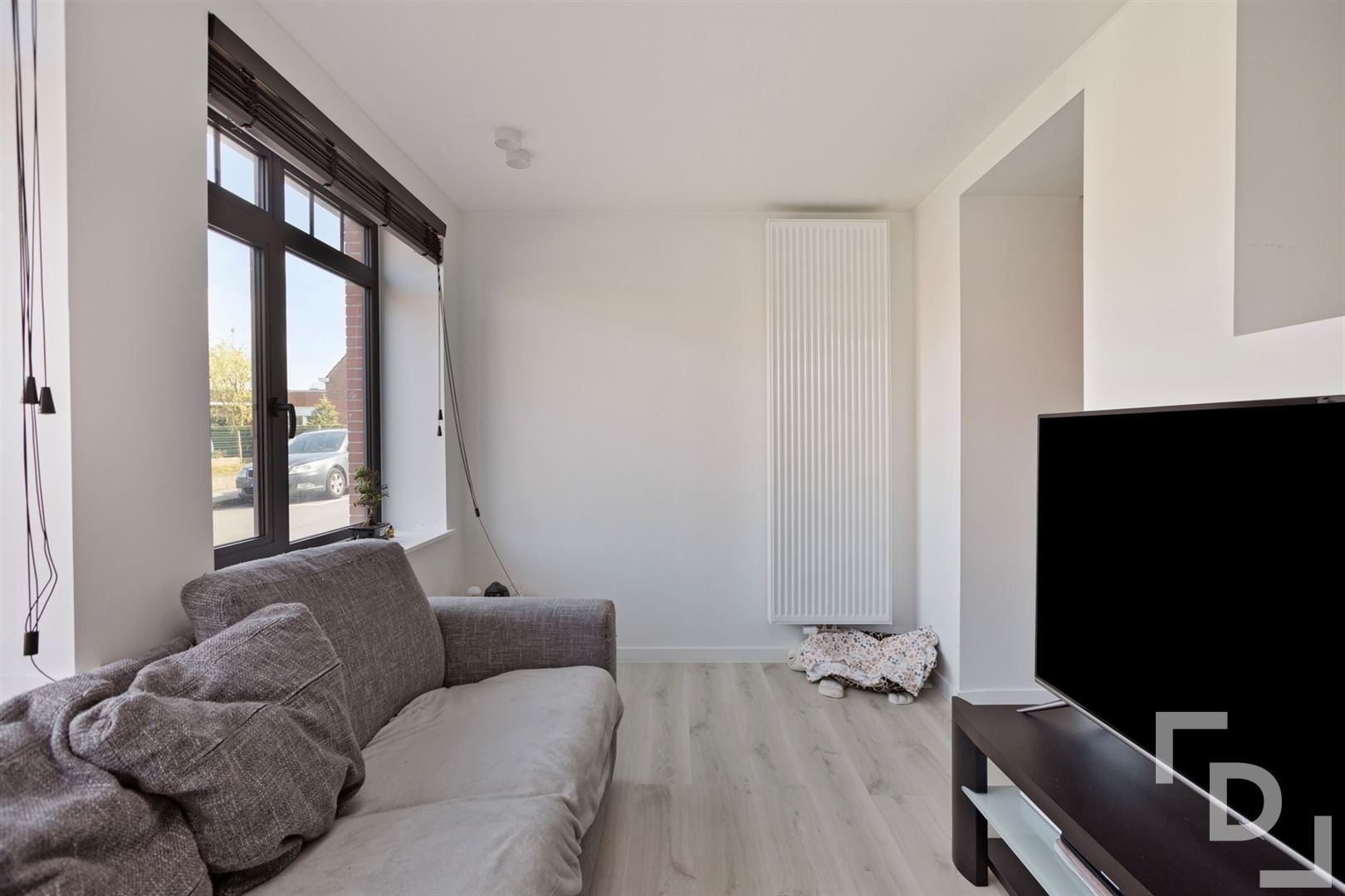 Volledig gerenoveerd, compact huis in Vlamertinge. foto 8