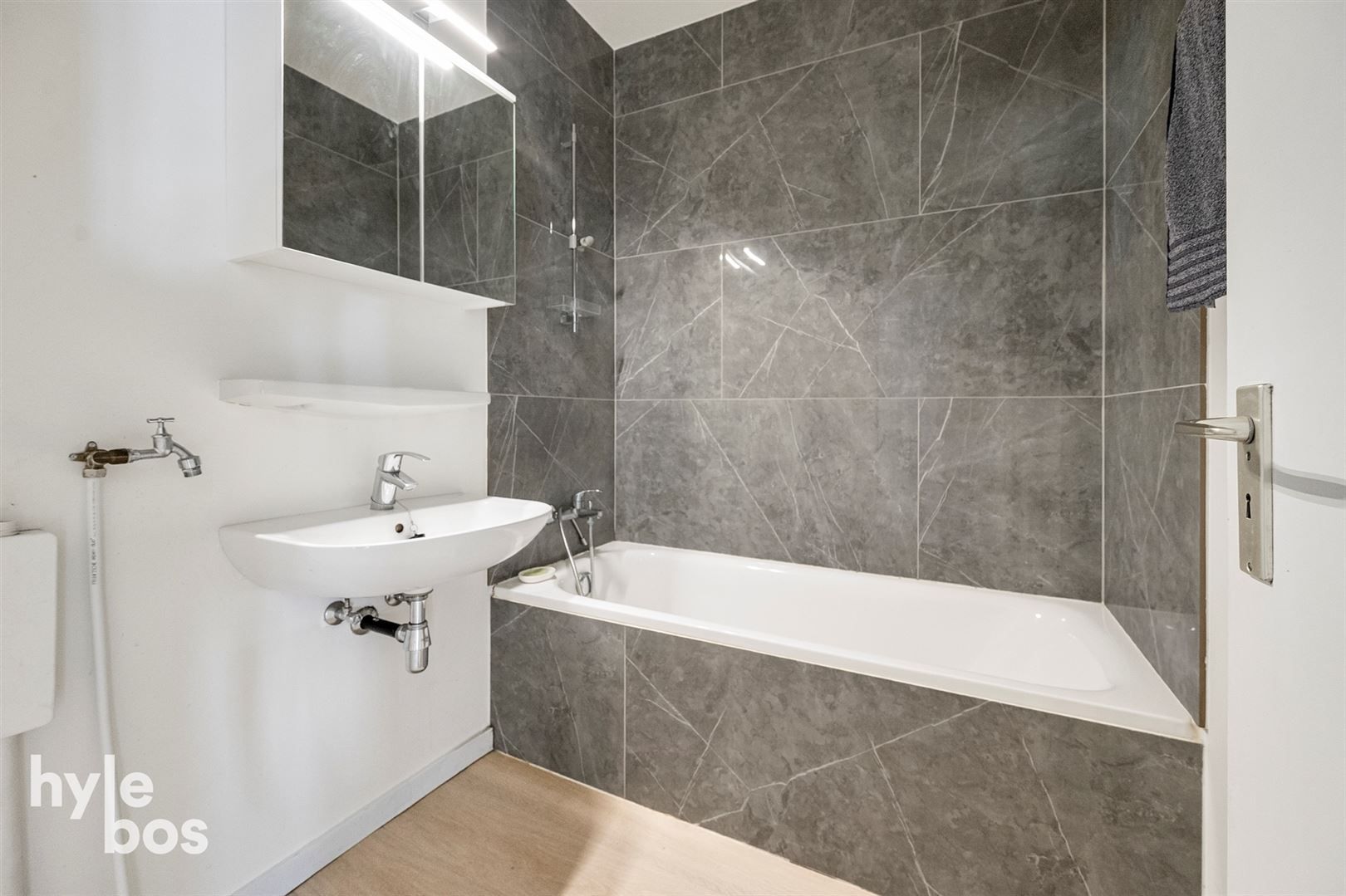 Instapklaar 2 slaapkamer appartement gelegen op de Markt van Moerbeke foto 14