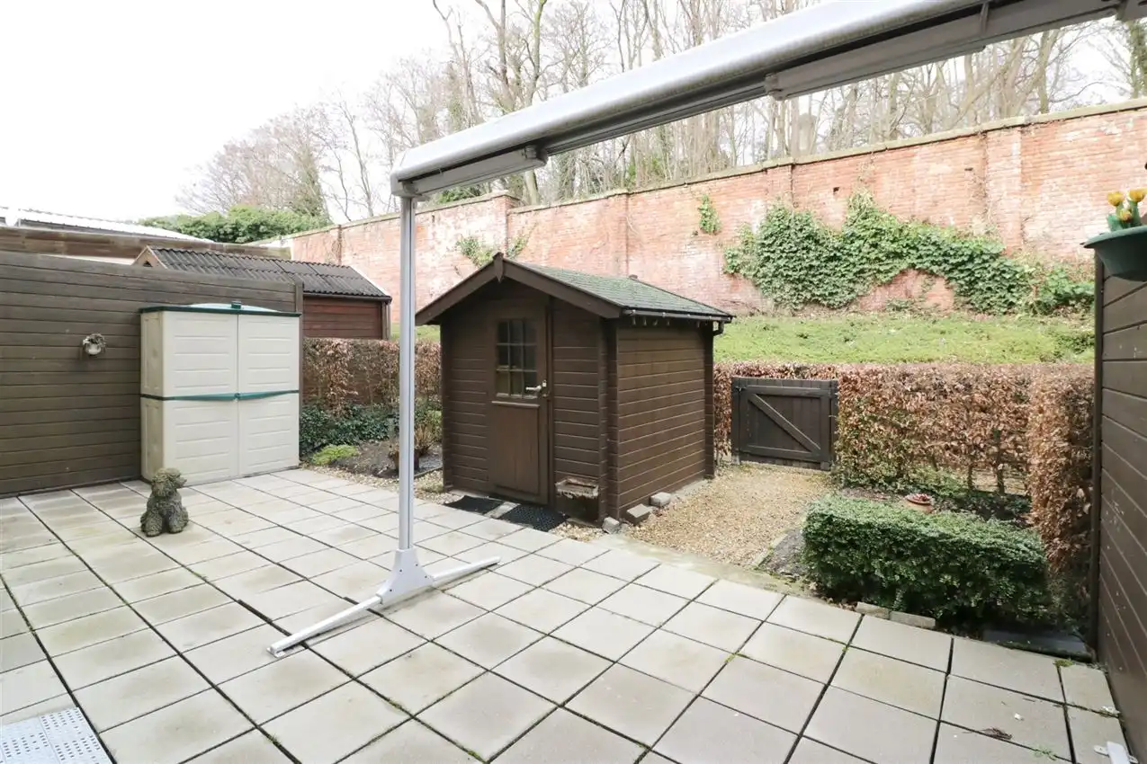 Gelijkvloers wonen met tuintje en autostaanplaats in centrum foto 4