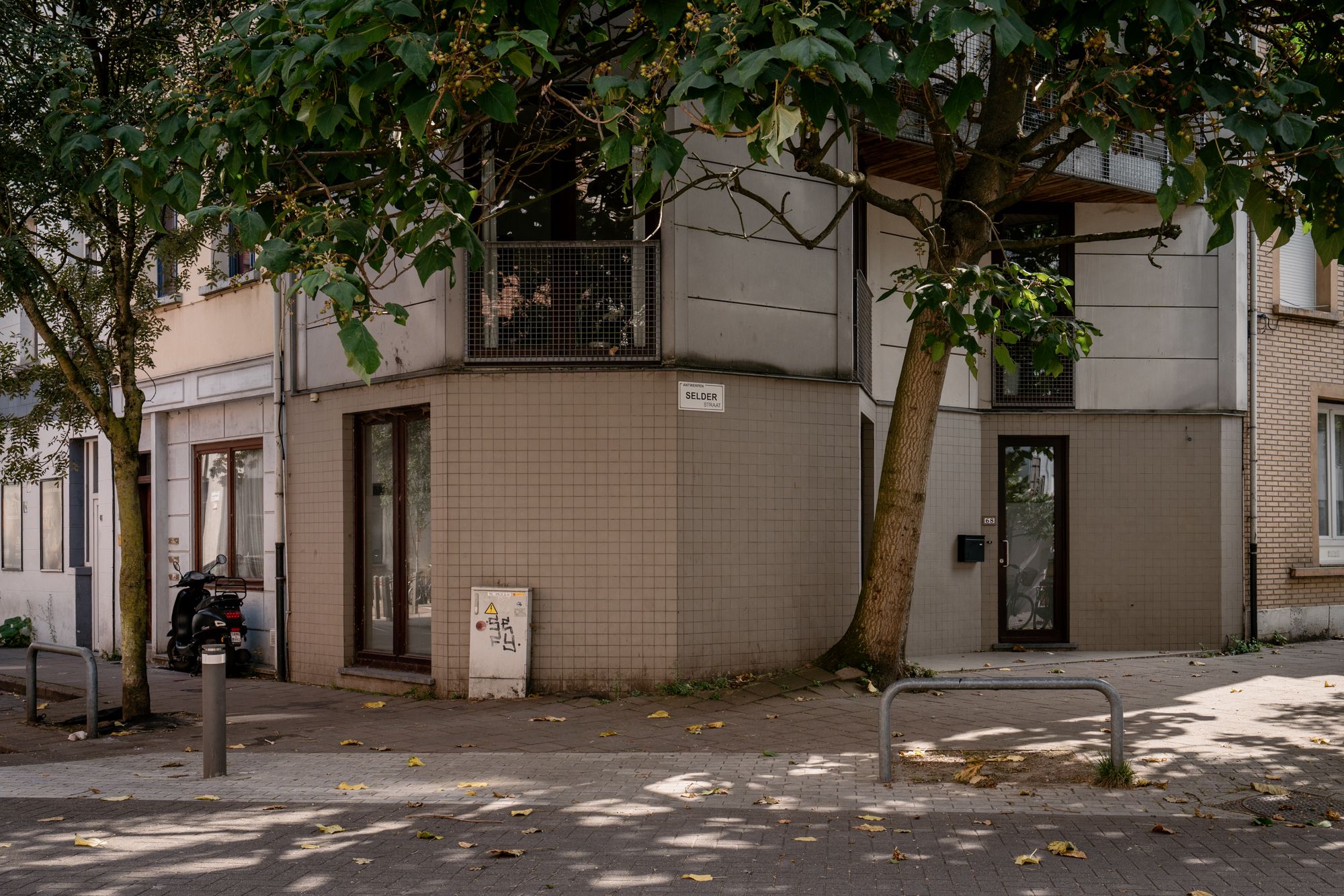 Doordachte hoekwoning waarbij de architect zijn huiswerk goed gemaakt heeft: project van Huiswerk Architecten foto 24