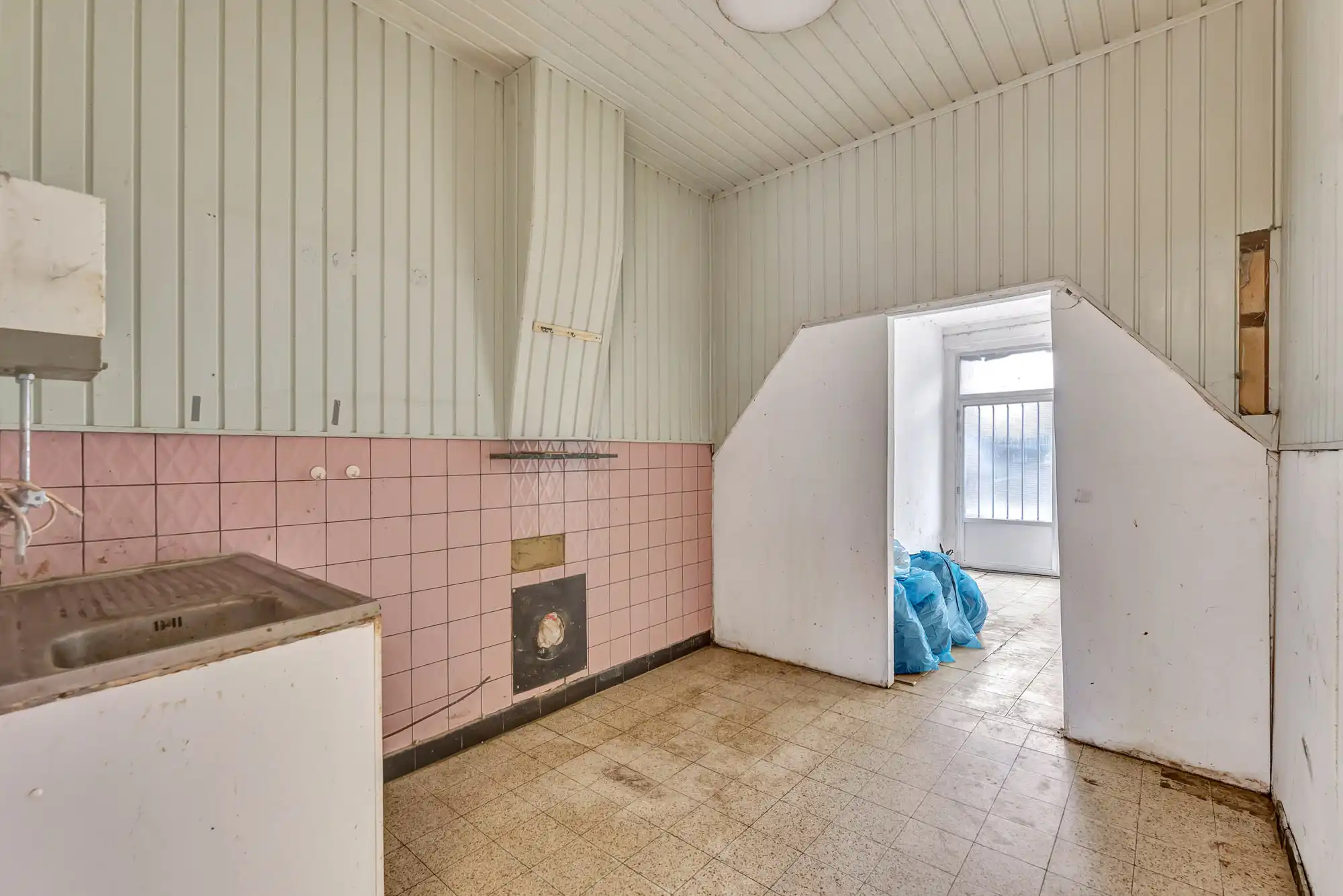 Te renoveren woning met garage en tuin foto 6