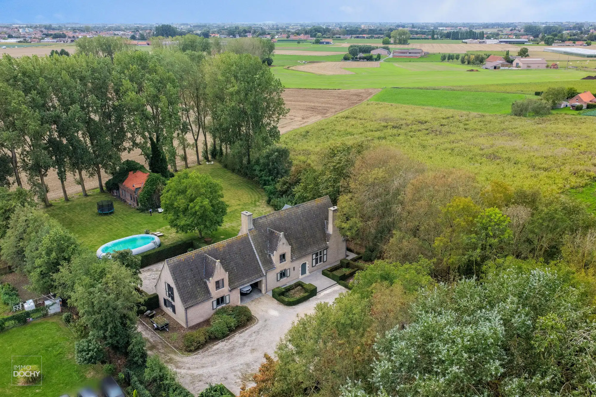 Rustig gelegen ruim landhuis op 6.402m² foto {{pictureIndex}}