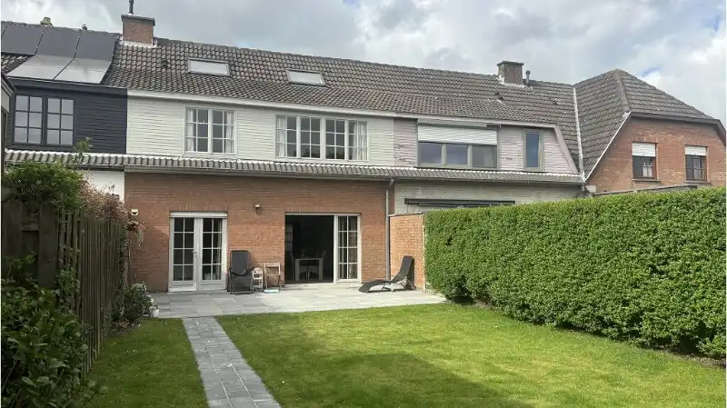 Comfortabele 4-slaapkamerwoning met GARAGE en TUIN te koop in Assebroek Brugge foto {{pictureIndex}}