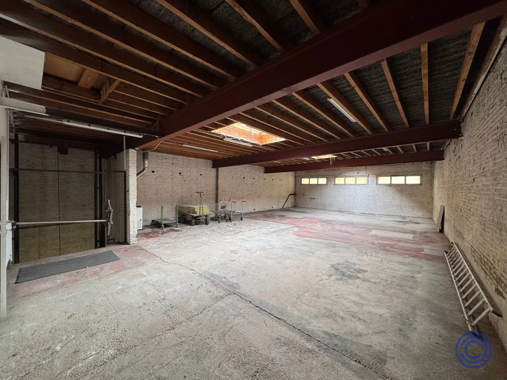 Magazijn met kantoorruimte te huur op toplocatie – perfect voor efficiënte bedrijfsactiviteiten. foto 5